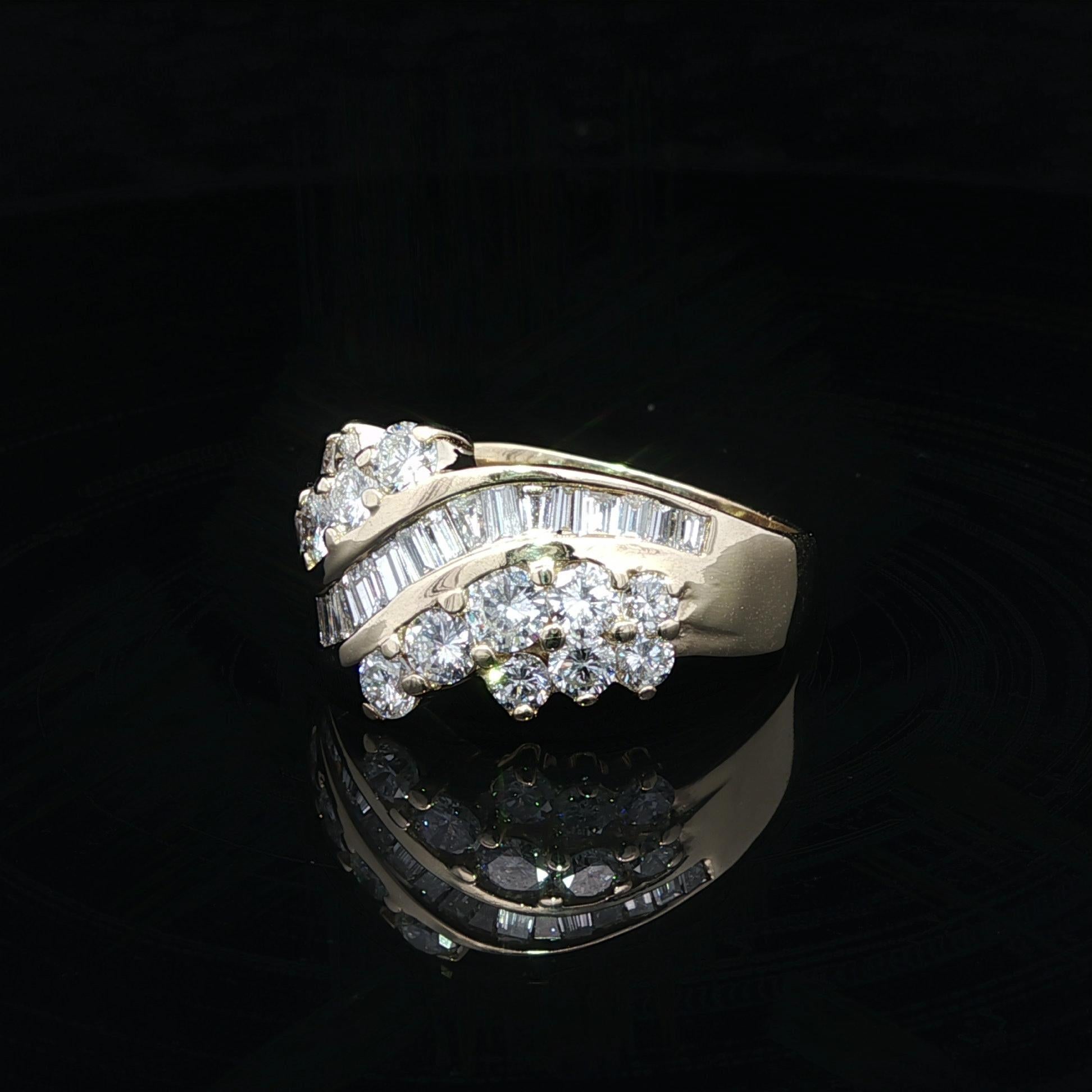 Anello a fascia larga con diamanti tondi e baguette in oro giallo 14k da 2,25 ct. In condizioni ottime in vendita a Montclair, NJ