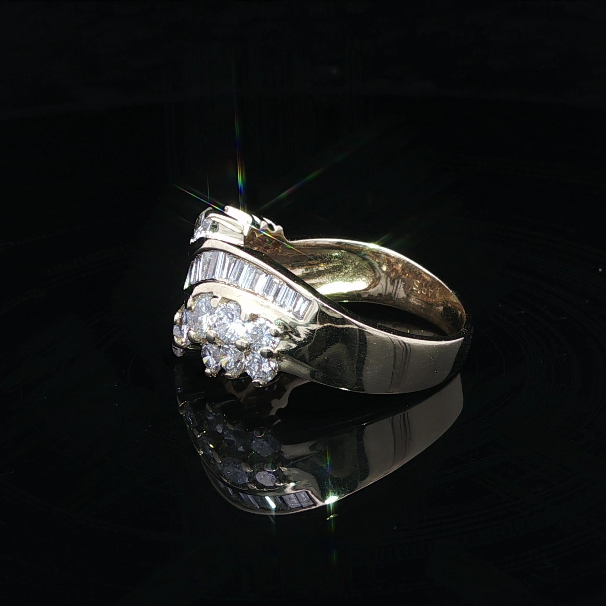 Donna Anello a fascia larga con diamanti tondi e baguette in oro giallo 14k da 2,25 ct. in vendita