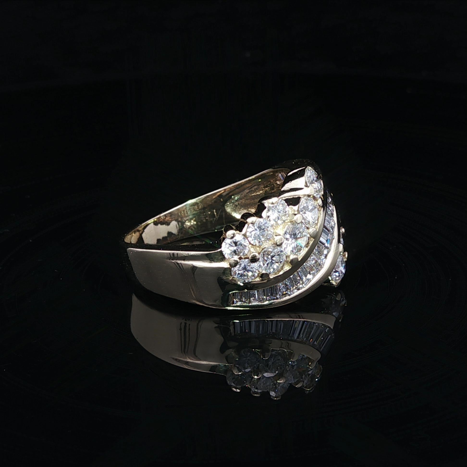 Anello a fascia larga con diamanti tondi e baguette in oro giallo 14k da 2,25 ct. in vendita 1