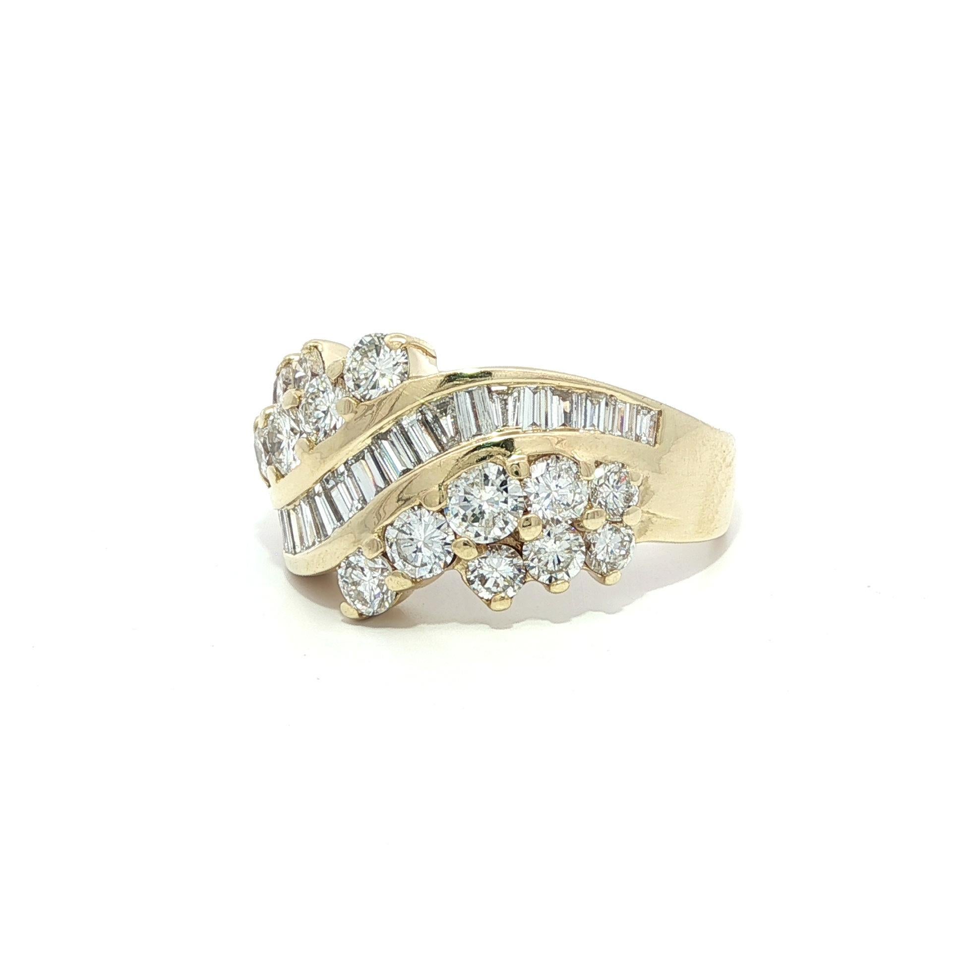 Anello a fascia larga con diamanti tondi e baguette in oro giallo 14k da 2,25 ct. in vendita 2