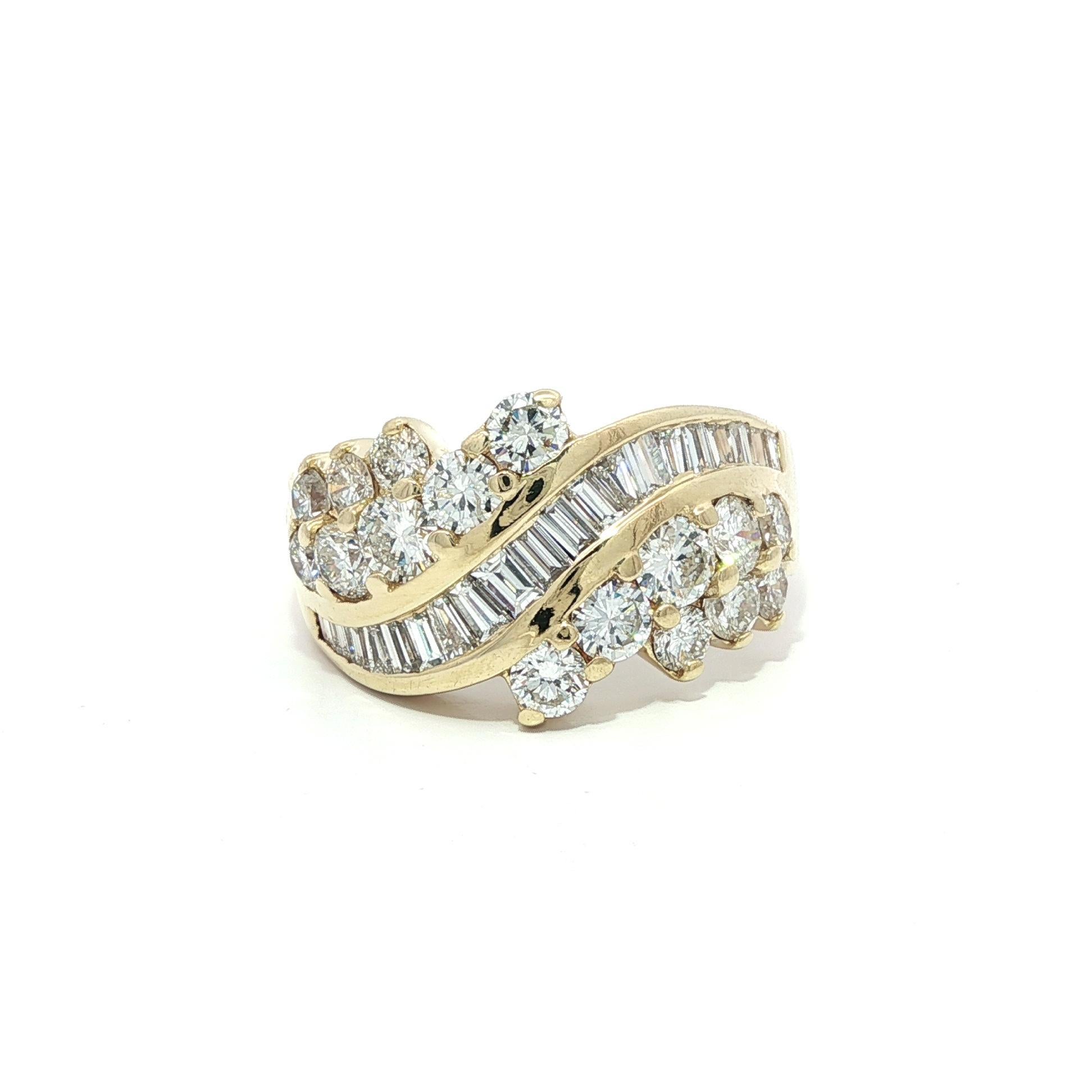 Anello a fascia larga con diamanti tondi e baguette in oro giallo 14k da 2,25 ct. in vendita 3