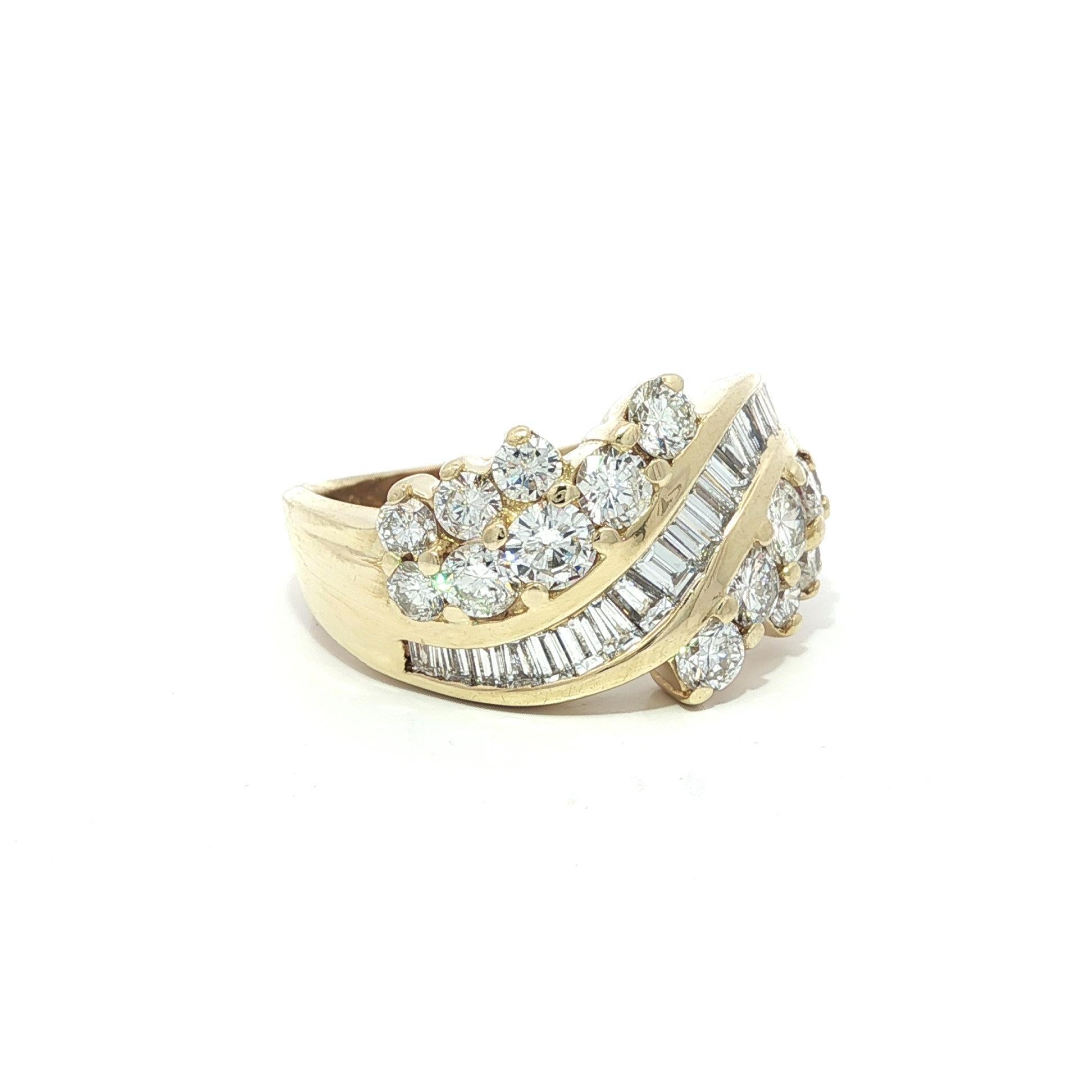Anello a fascia larga con diamanti tondi e baguette in oro giallo 14k da 2,25 ct. in vendita 4