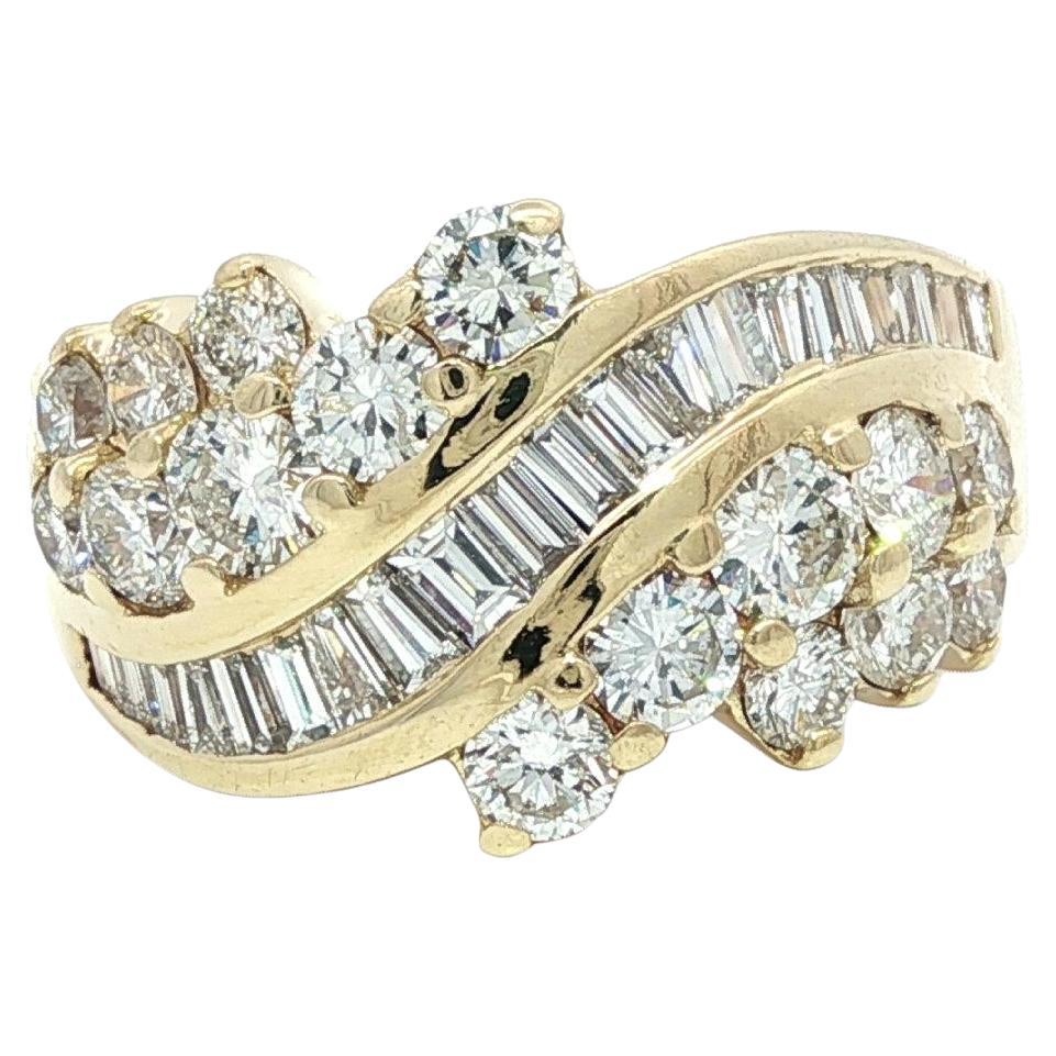 Anello a fascia larga con diamanti tondi e baguette in oro giallo 14k da 2,25 ct. in vendita