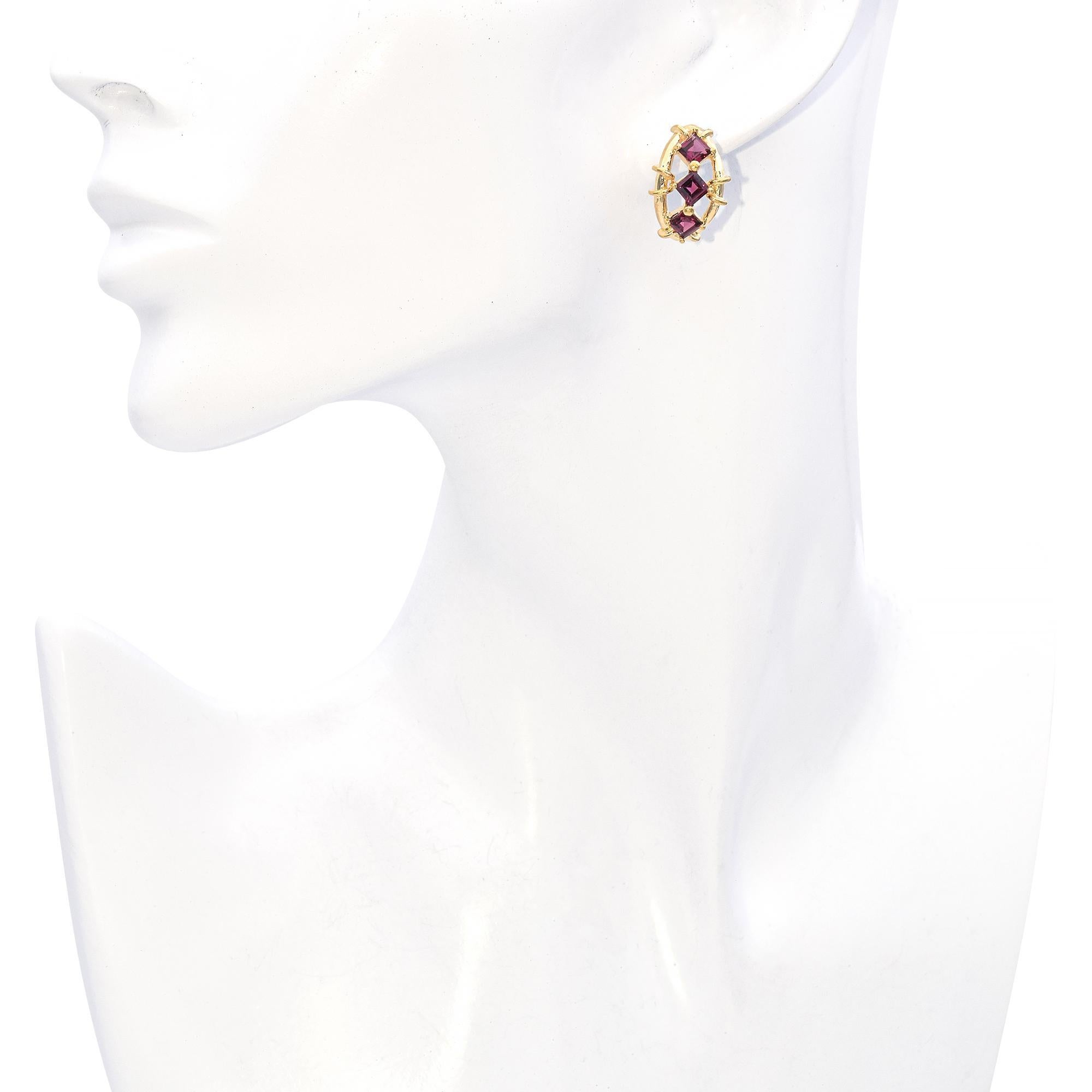 Eleva il tuo stile con questi splendidi orecchini a goccia in oro giallo 14k, con 2,28 carati di rodolite a taglio quadrato. La ricca tonalità viola delle pietre aggiunge un tocco vibrante, ideale per ogni occasione elegante. Intricato, audace e