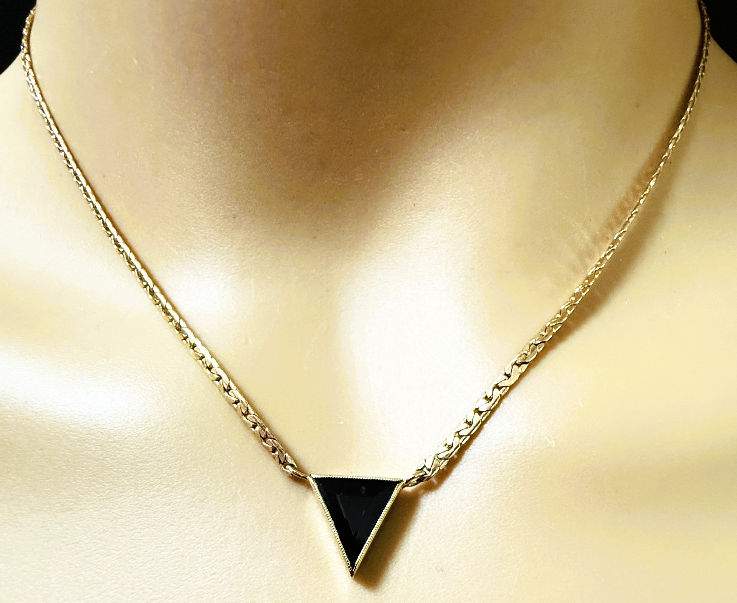 14k Gelbgold 2,35 Karat Trillion Cut Saphir Chocker Halskette im Angebot