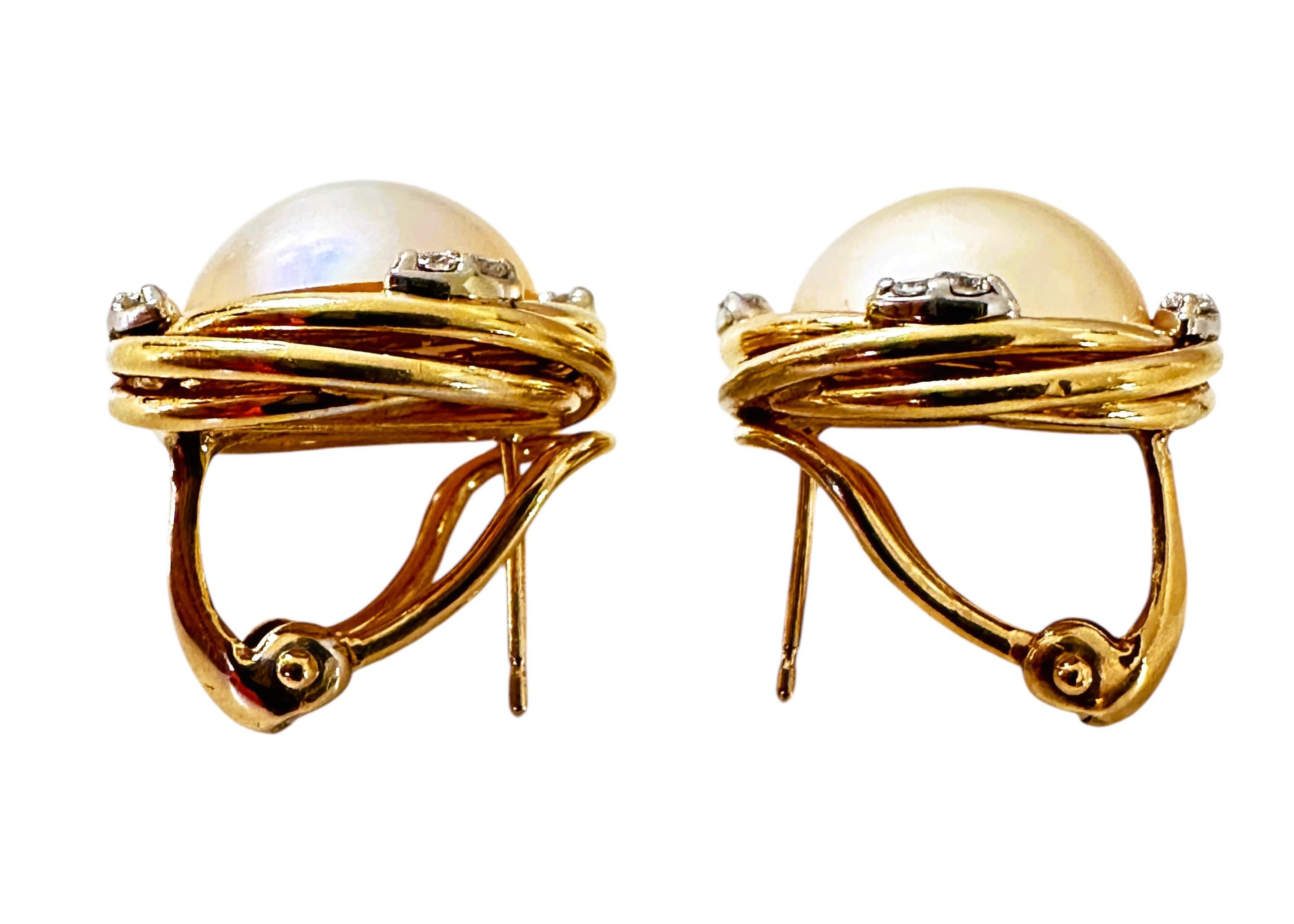 Ces boucles d'oreilles sont parfaites à tous points de vue.  Ils ne sont ni trop grands ni trop petits.  Ils sont très bien faits et solides.  Les diamants brillent et les perles sont en excellent état.  Ils sont jaunes 14k et sont estampillés 14k