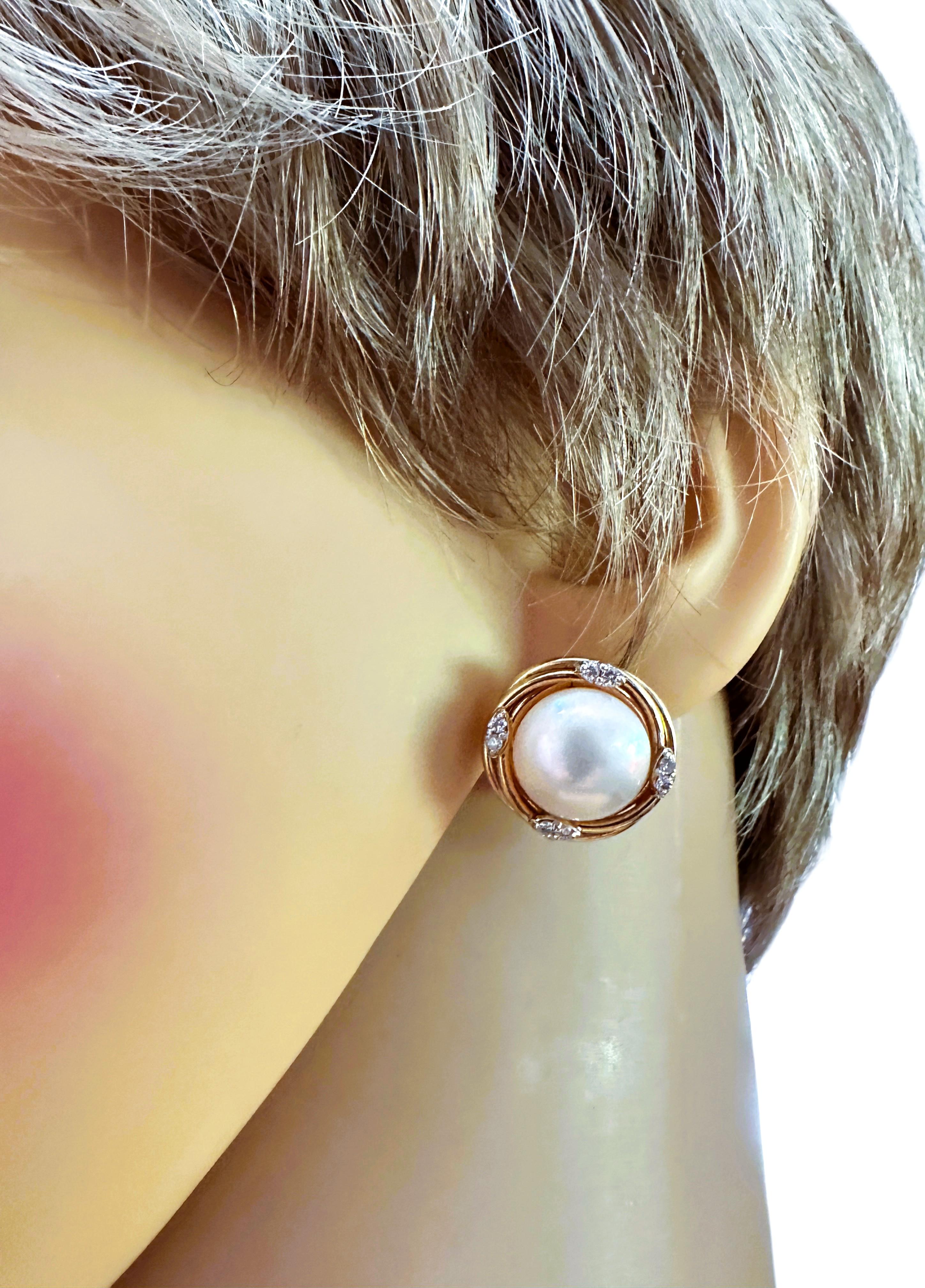Boucles d'oreilles en or jaune 14k avec diamant .24 carat et perle Omega en vente 1