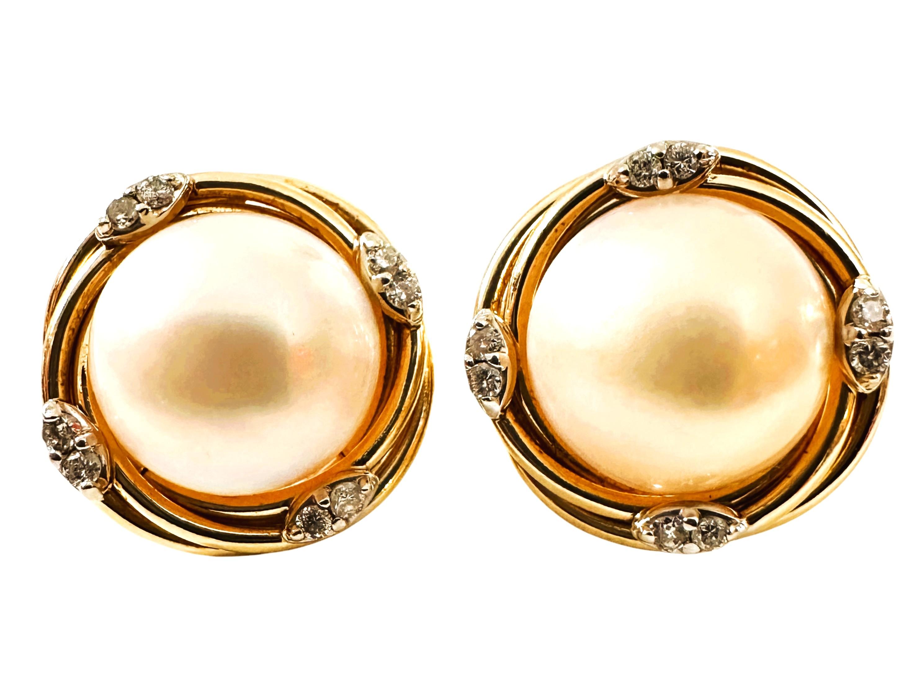 Boucles d'oreilles en or jaune 14k avec diamant .24 carat et perle Omega en vente 2