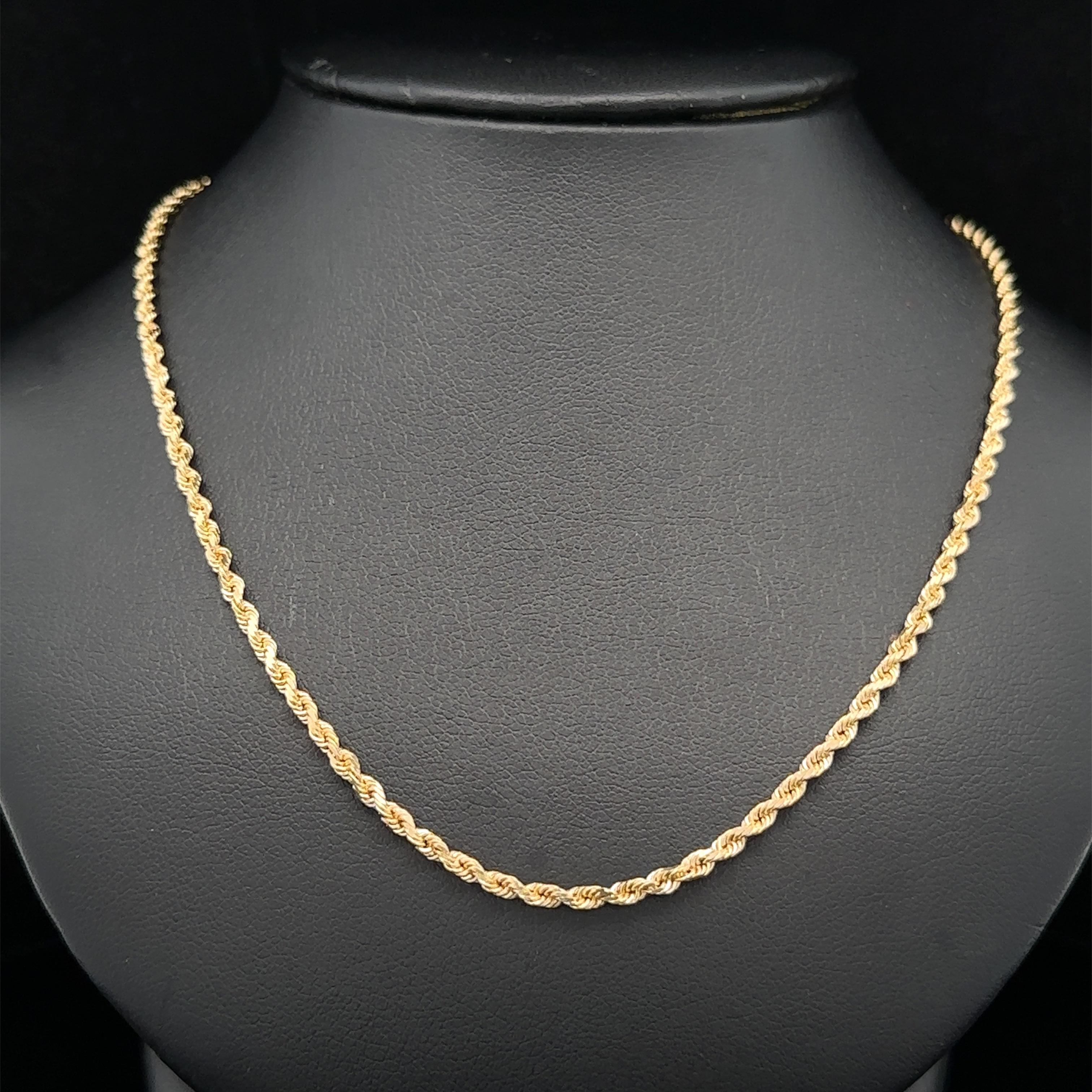 MATERIAL : Or jaune 14k massif
Poids : 9,15 grammes
Type de chaîne : Maillon de corde
Longueur de la chaîne : 24 pouces
Épaisseur de la chaîne : 2,2 mm
Fermoir : Fermoir à barillet avec loquet de sécurité
Condit : Excellent état !
Numéro de stock :