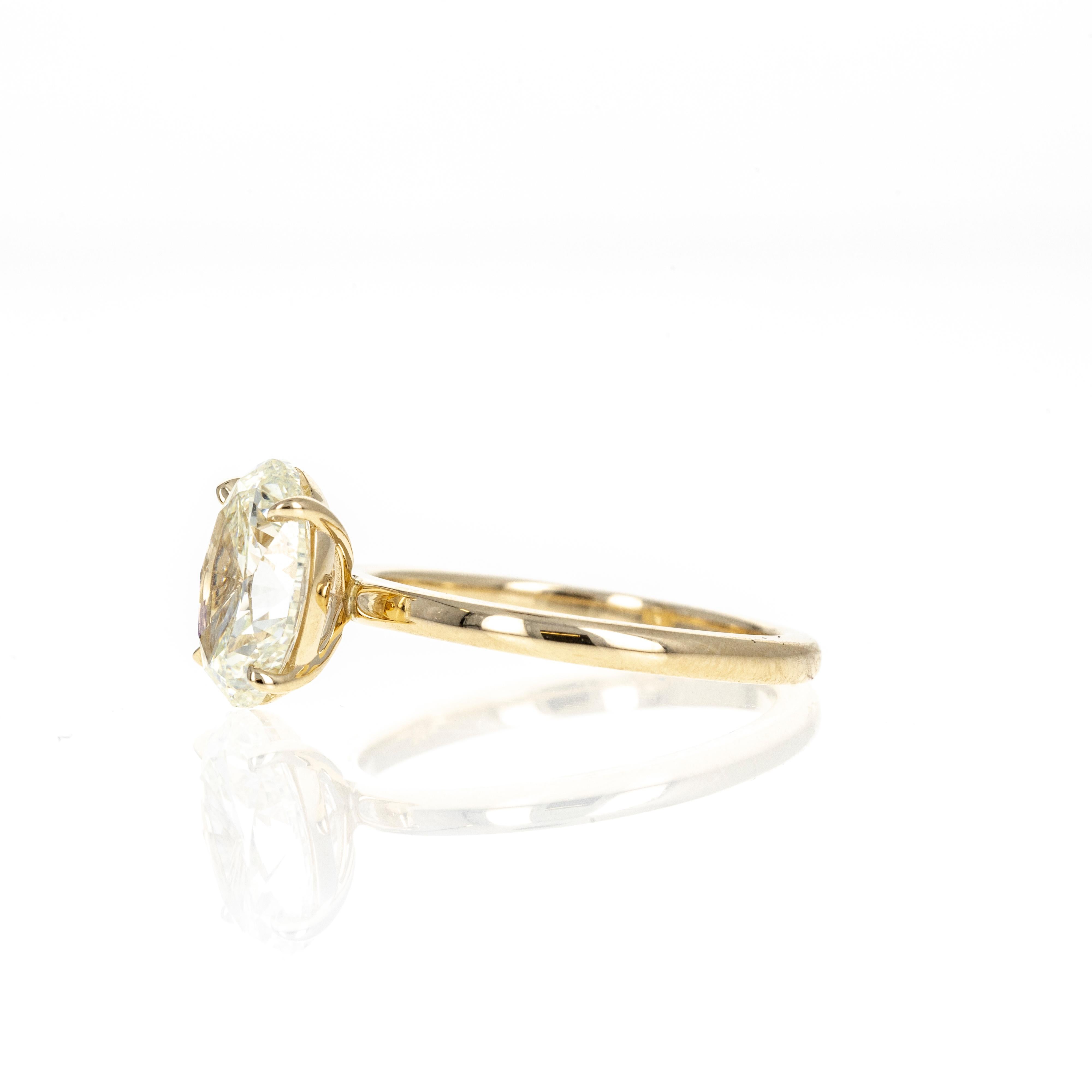 Women's 14K Yellow Gold 2.50 Carat Oval Diamond Solitaire Engagement Ring For Sale