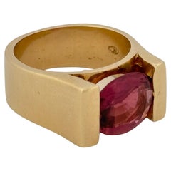 Anillo de oro amarillo de 14 quilates con turmalina rosa talla oval de 2,50 quilates