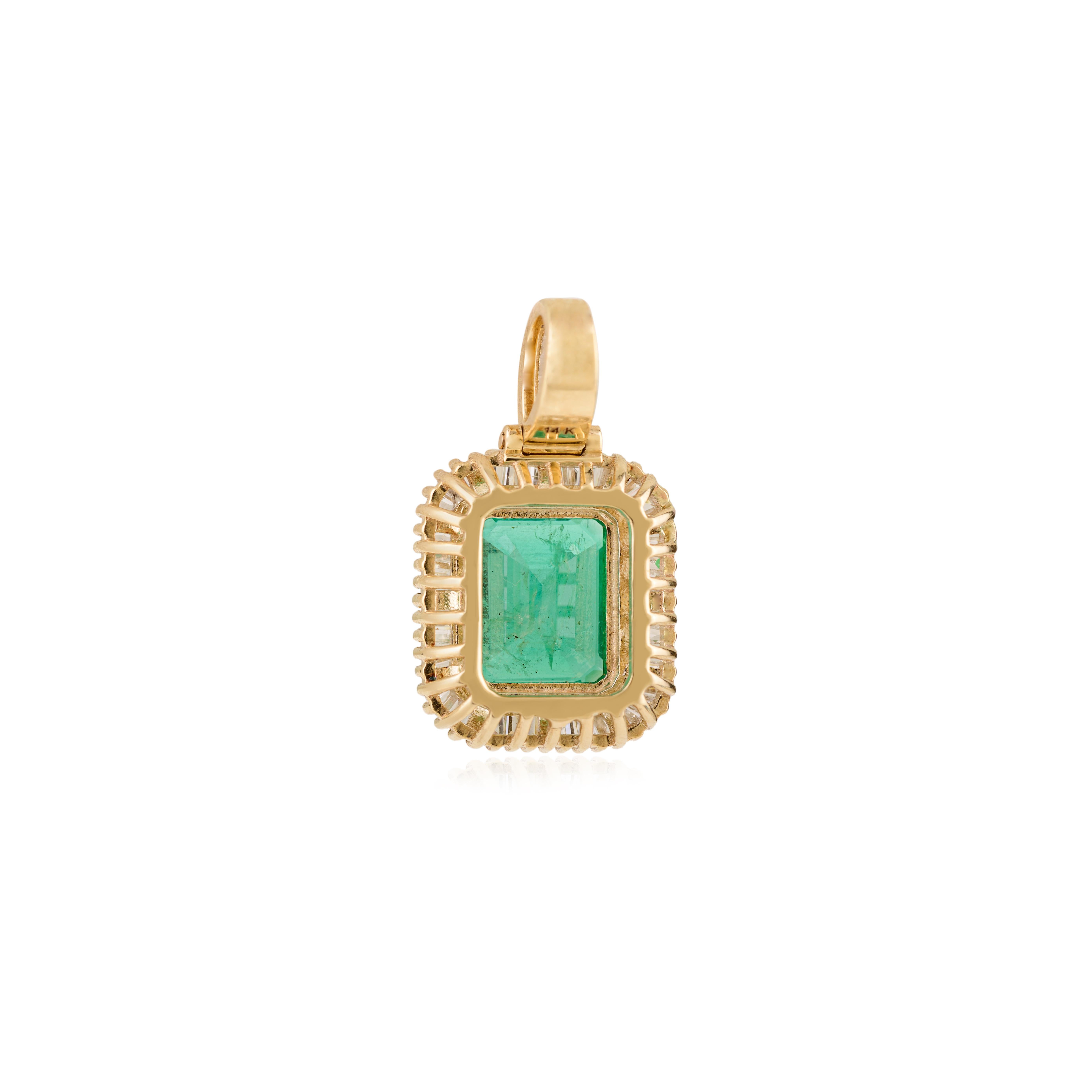 Oro amarillo 14k 2,5Ct. Colgante de Esmeralda con Halo de Diamantes Baguette Regalo de Navidad Contemporáneo en venta