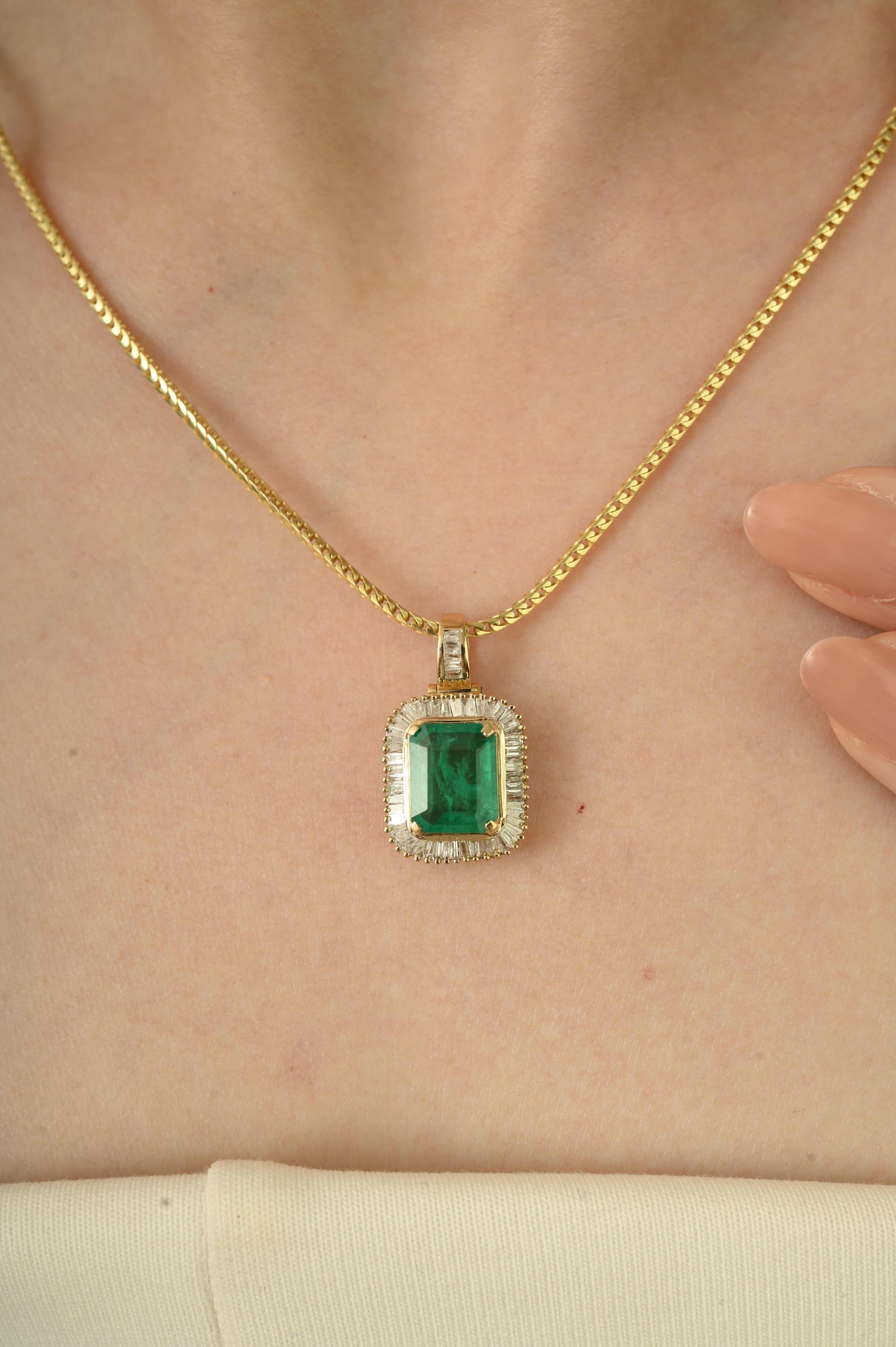Oro amarillo 14k 2,5Ct. Colgante de Esmeralda con Halo de Diamantes Baguette Regalo de Navidad en venta 2