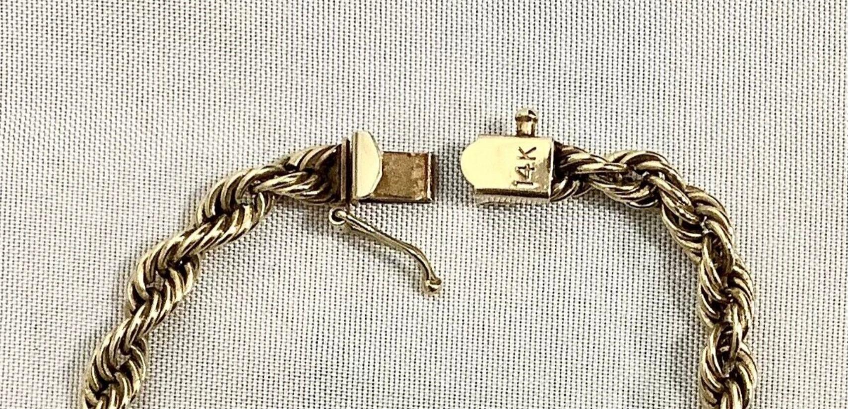 14k Gelbgold Twisted Rope Halskette. Sichere Schließe. Ungefähr 18 Gramm TW.  Ungefähr 26 Zoll lang. Gezeichnet 14k. 
