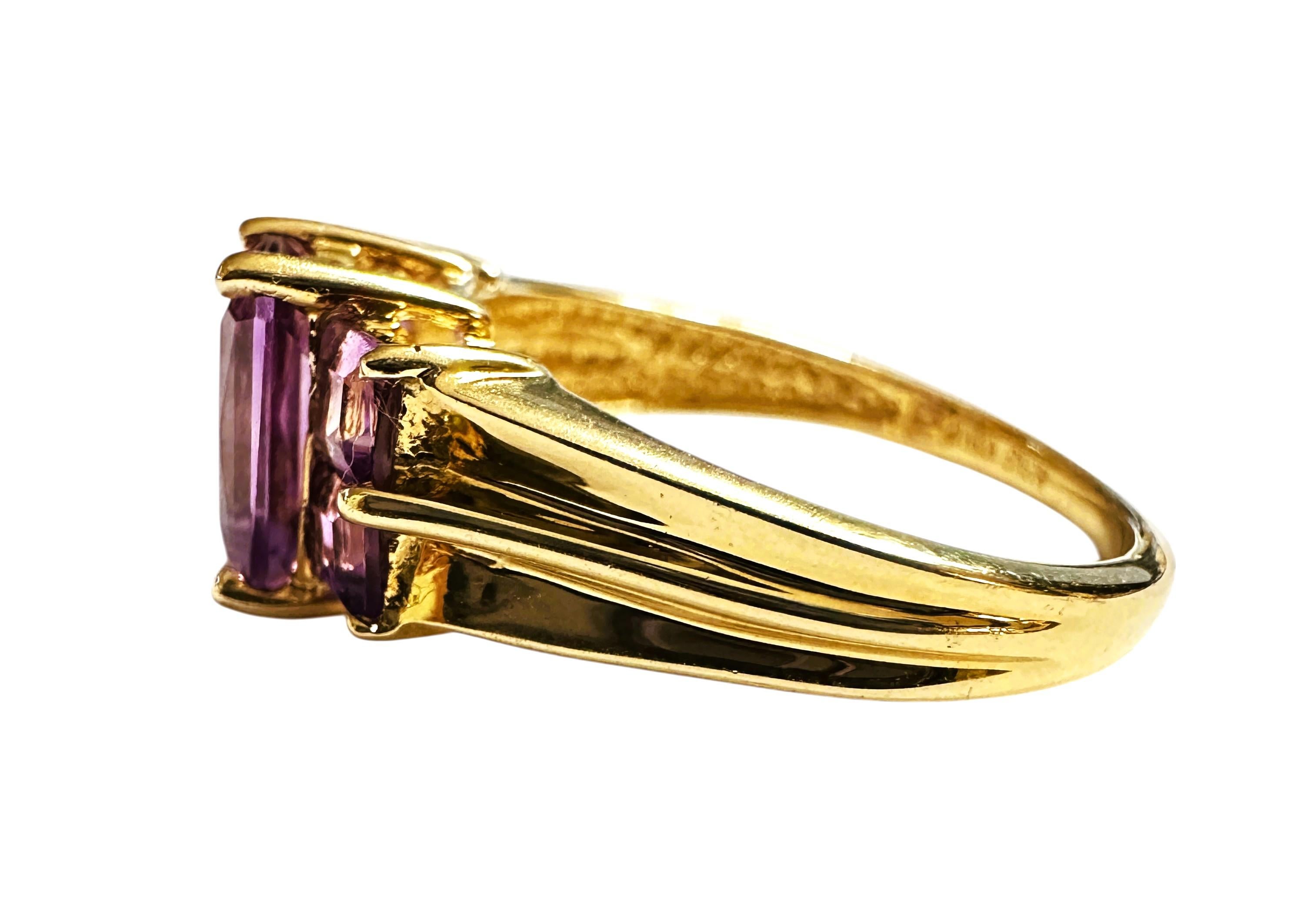 14k Yellow Gold 2.72 Carat Radiant Cut & Square Cut Amethyst Ring Size 7 In Excellent Condition For Sale In Eagan, MN