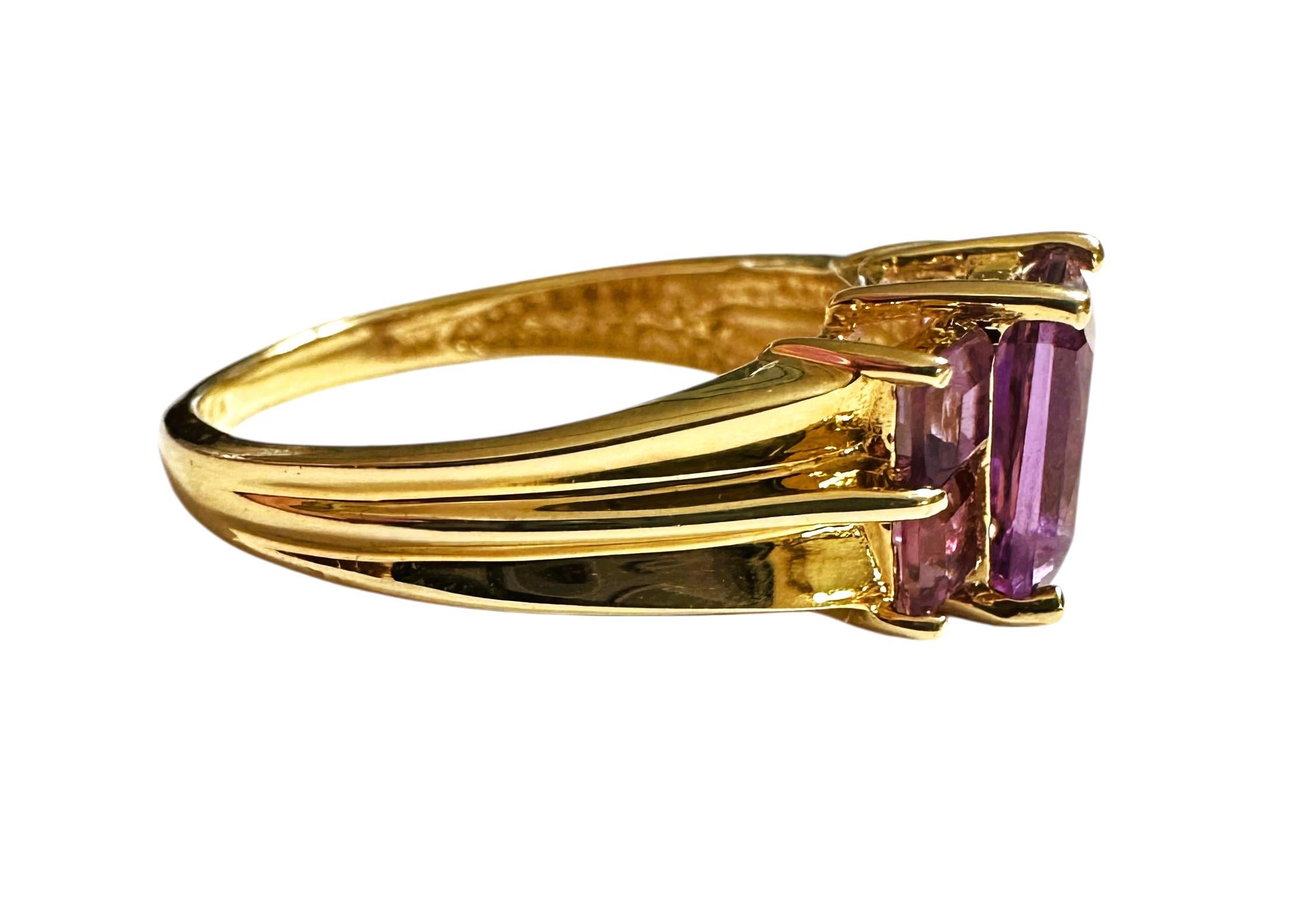 14k Yellow Gold 2.72 Carat Radiant Cut & Square Cut Amethyst Ring Size 7 For Sale 2