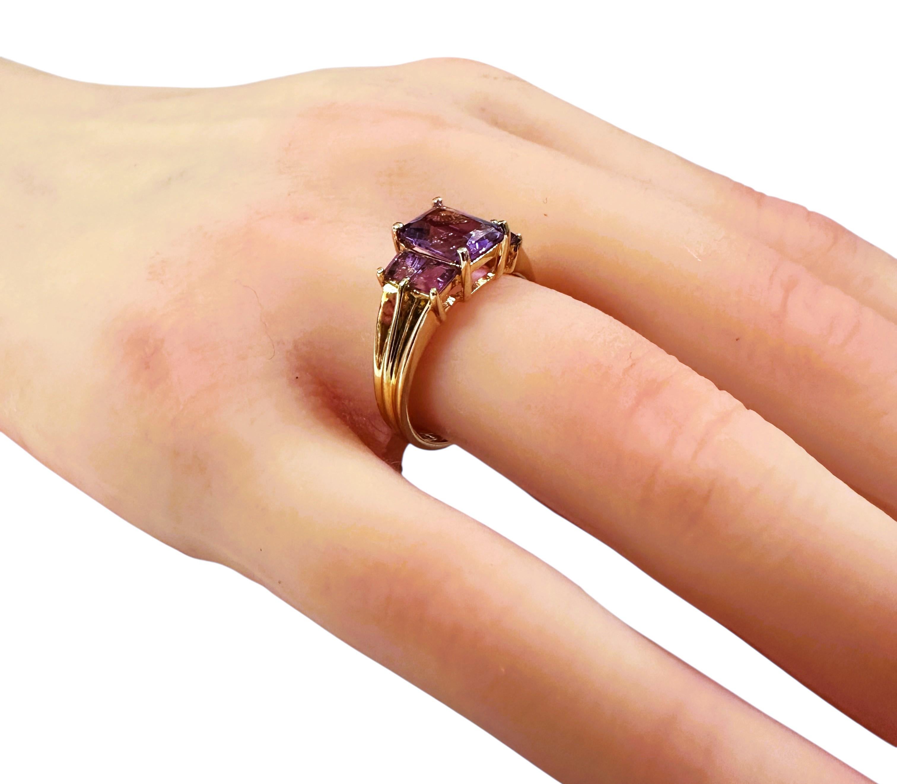 14k Yellow Gold 2.72 Carat Radiant Cut & Square Cut Amethyst Ring Size 7 For Sale 3