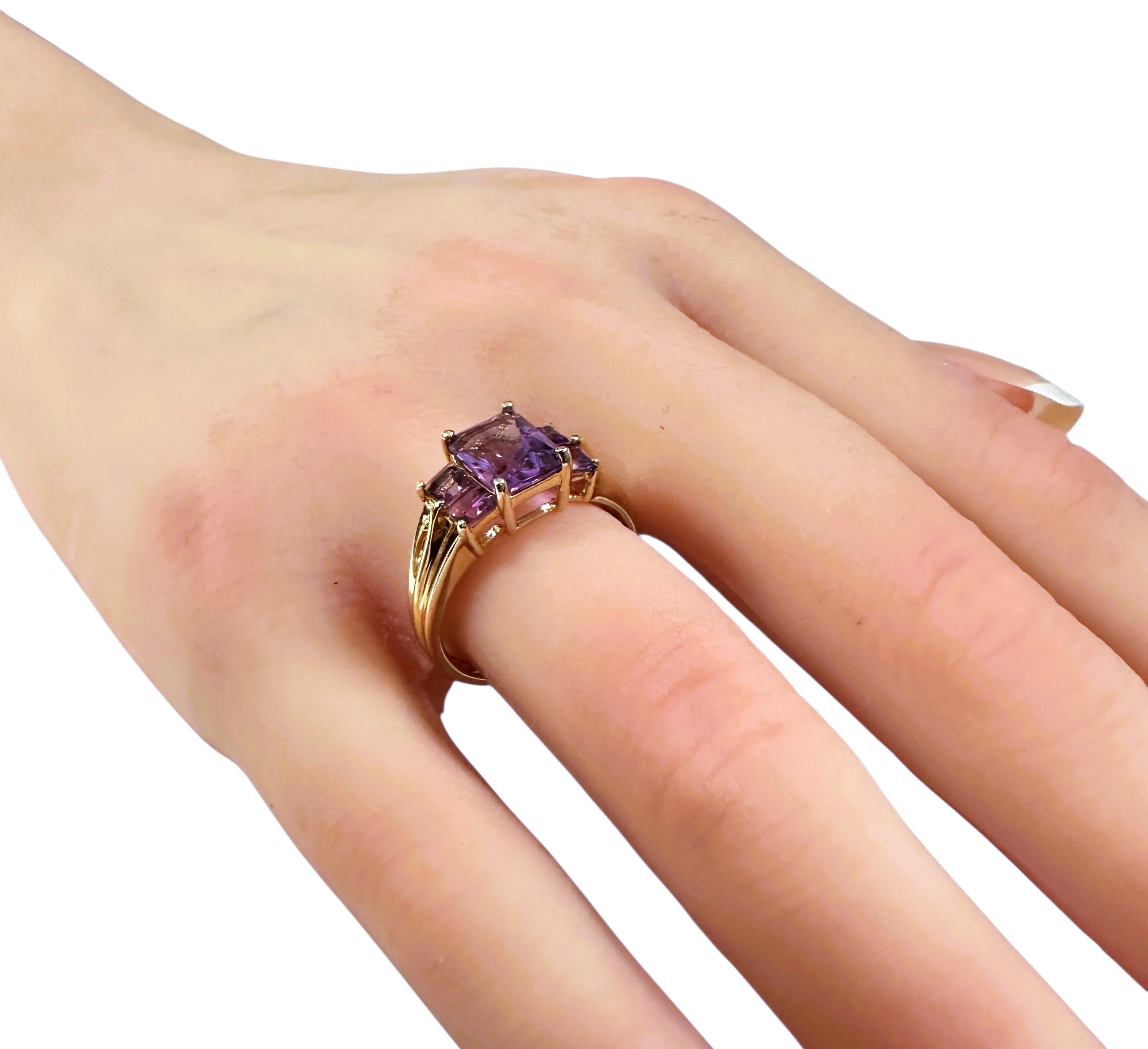 14k Yellow Gold 2.72 Carat Radiant Cut & Square Cut Amethyst Ring Size 7 For Sale 4