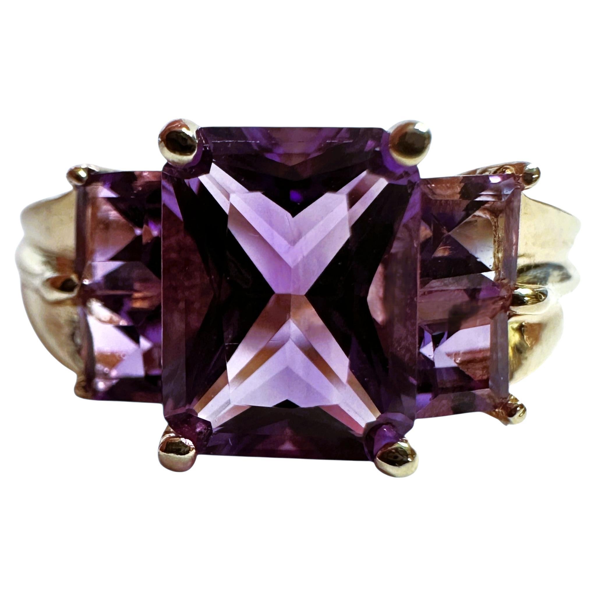 14k Yellow Gold 2.72 Carat Radiant Cut & Square Cut Amethyst Ring Size 7 For Sale