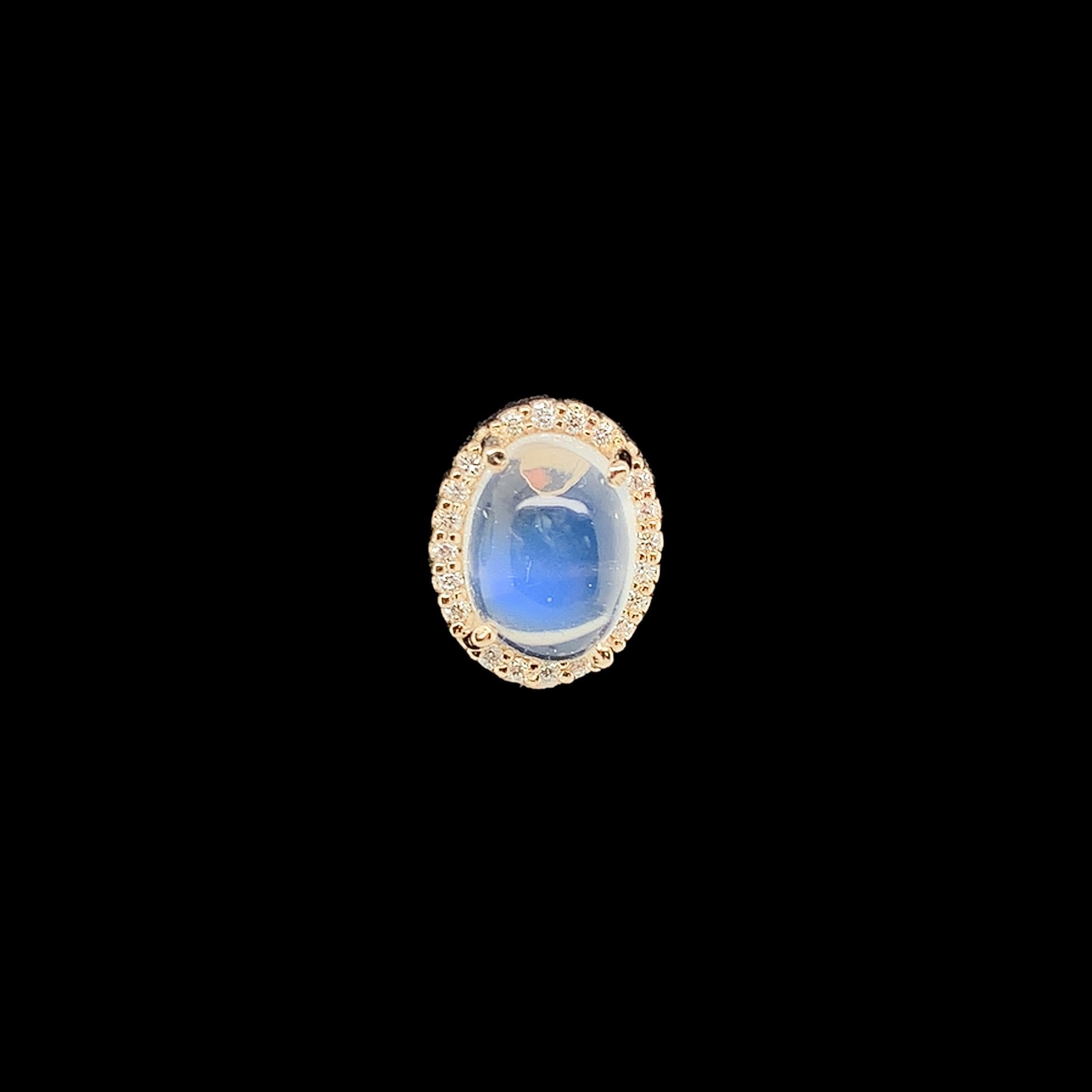 Boucles d'oreilles en or jaune 14K avec pierres de lune et diamants. Les pierres de lune ovales de qualité supérieure pèsent 2,77 carats au total. Les pierres de lune sont claires/transparentes avec une adularescence bleue. Les pierres de lune