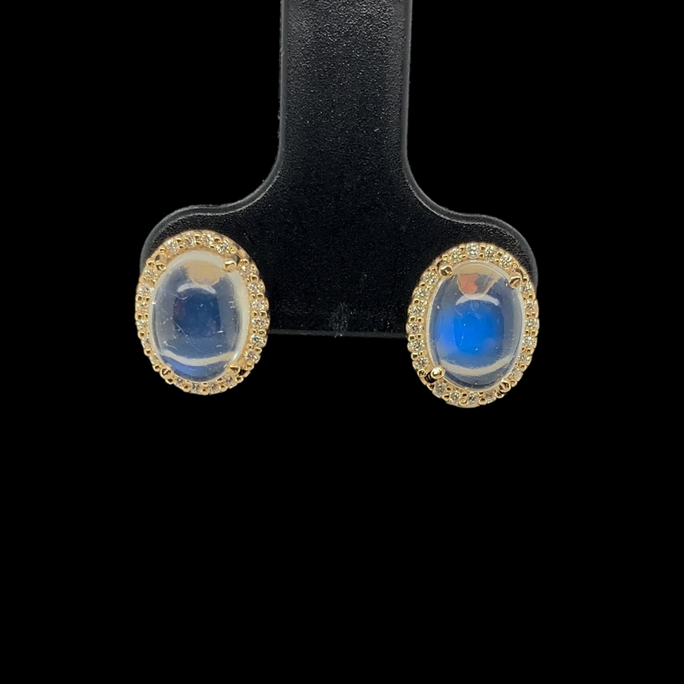 Taille ovale Boucle d'oreille en or jaune 14K avec halo de diamants et pierre de lune bleue flash de 2,77 carats tw en vente