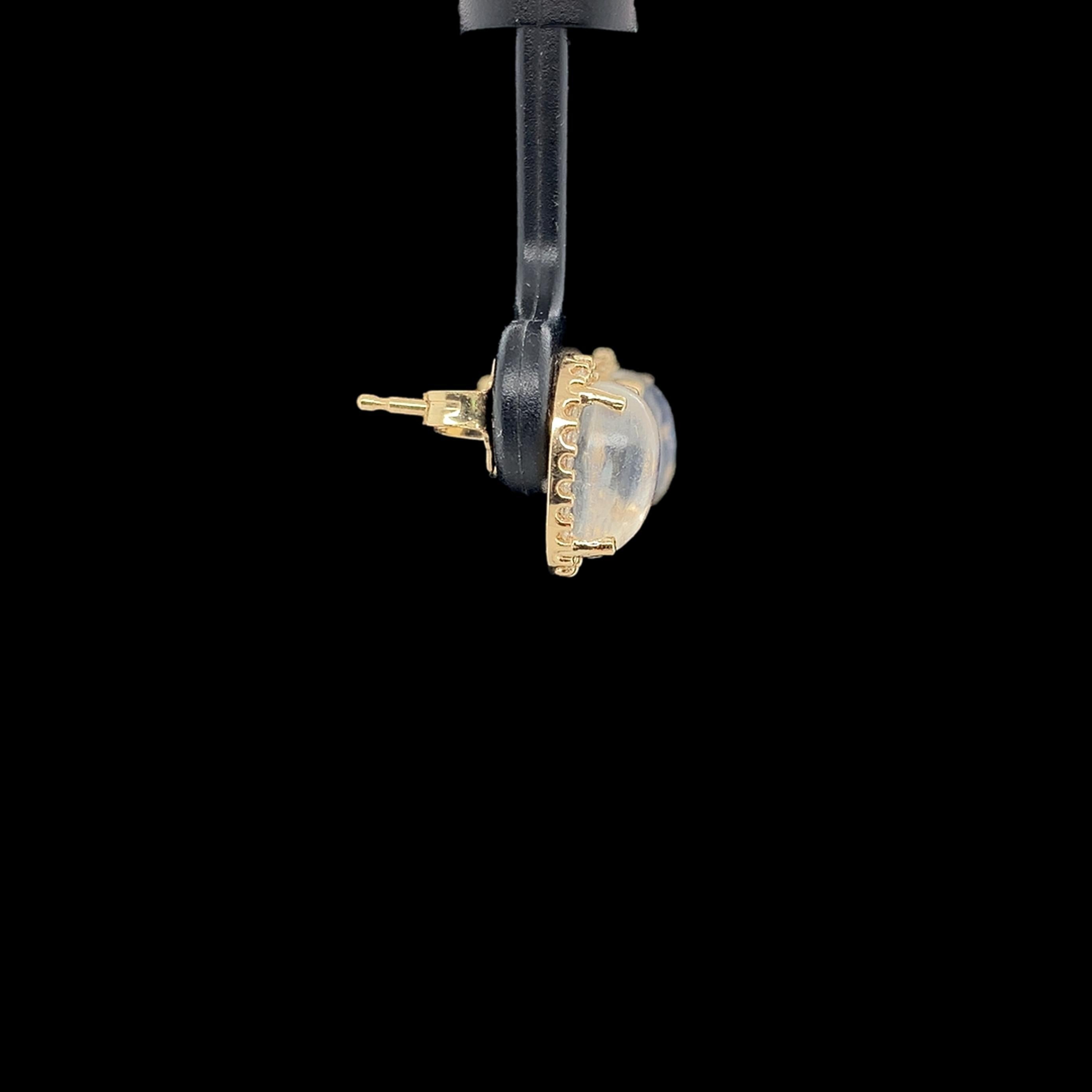 Boucle d'oreille en or jaune 14K avec halo de diamants et pierre de lune bleue flash de 2,77 carats tw Unisexe en vente