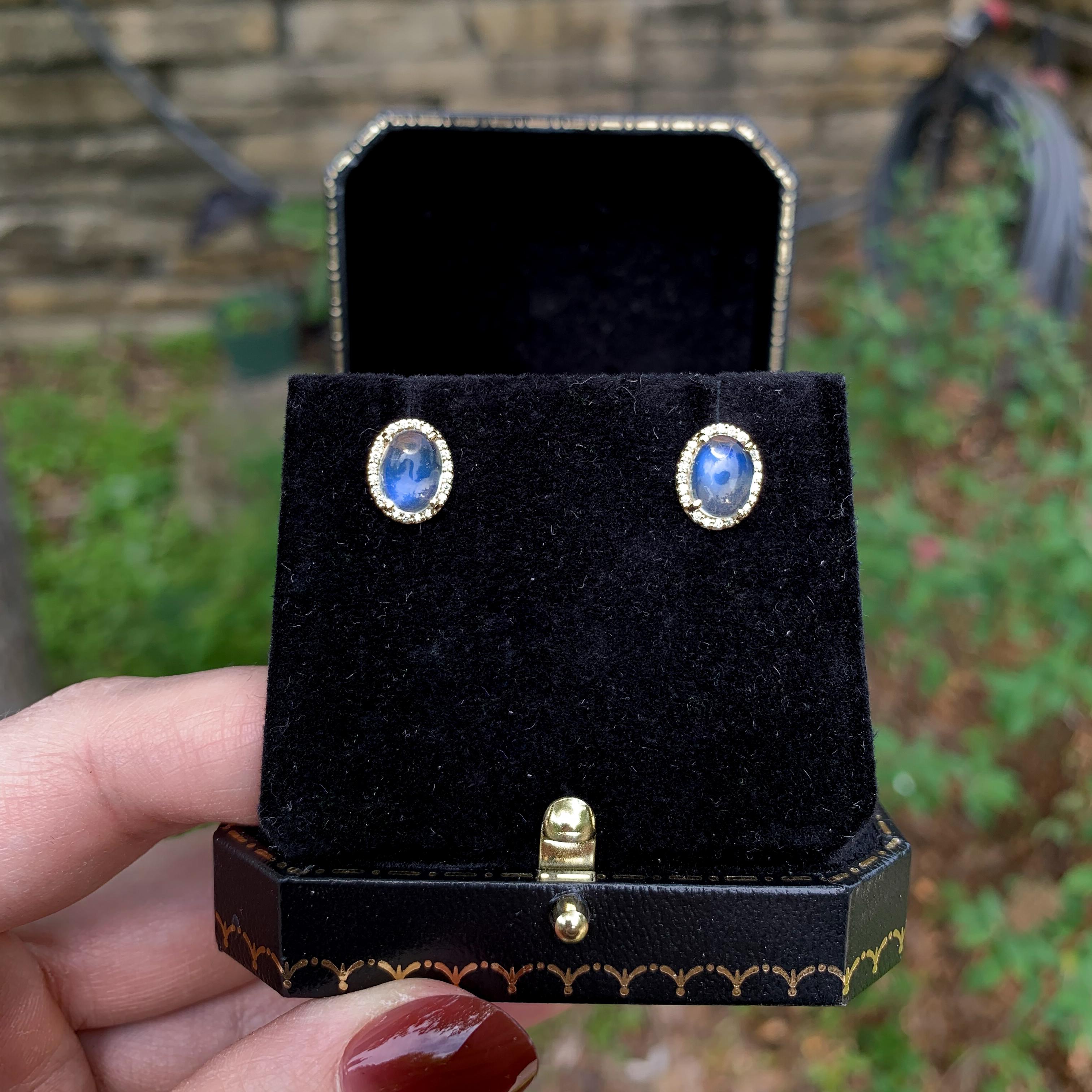 Boucle d'oreille en or jaune 14K avec halo de diamants et pierre de lune bleue flash de 2,77 carats tw en vente 1