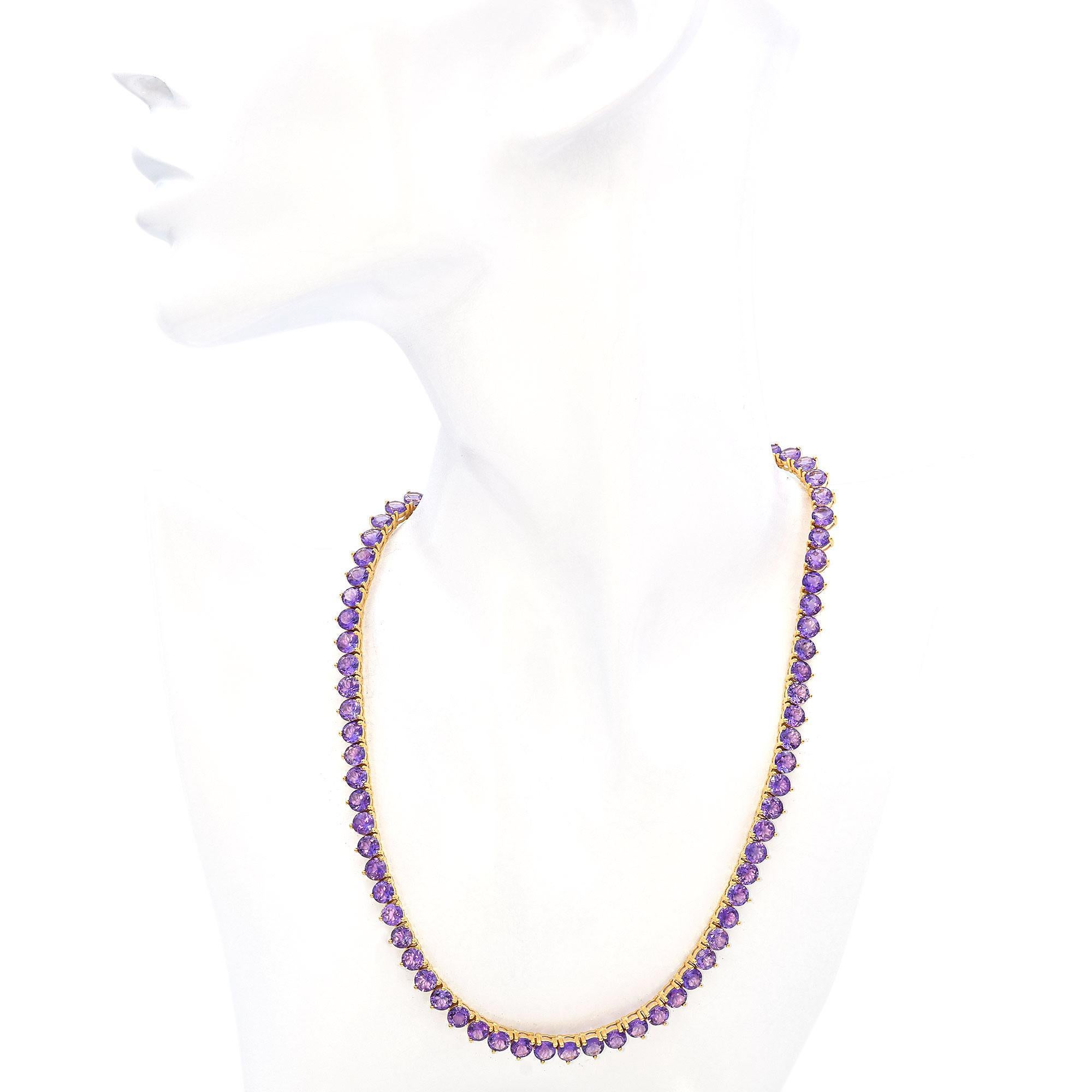 Eine bezaubernde Halskette mit rund geschliffenen Amethysten in leuchtendem Violett, elegant gefasst in 14 Karat Gelbgold.

Gewicht: 31.8 Gramm
Stein: Ca. 27,8 TCW Amethyst (0,32 - 0,37 ct.)
Abmessungen: 6,15 x 4,3 mm
Länge: 16 Zoll
Punze: 14K,