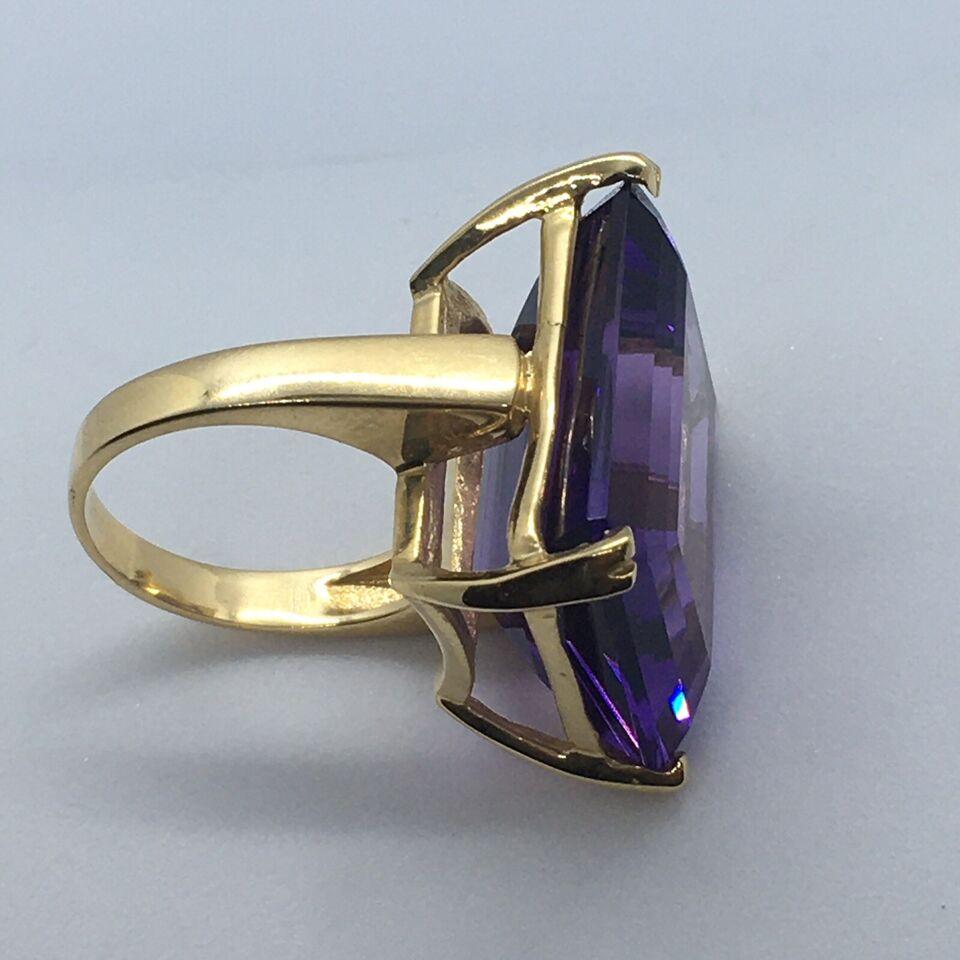 14k Yellow Gold 28 Carat Rectangular Faceted Amethyst Lady's Ring In Excellent Condition For Sale In Santa Monica, CA