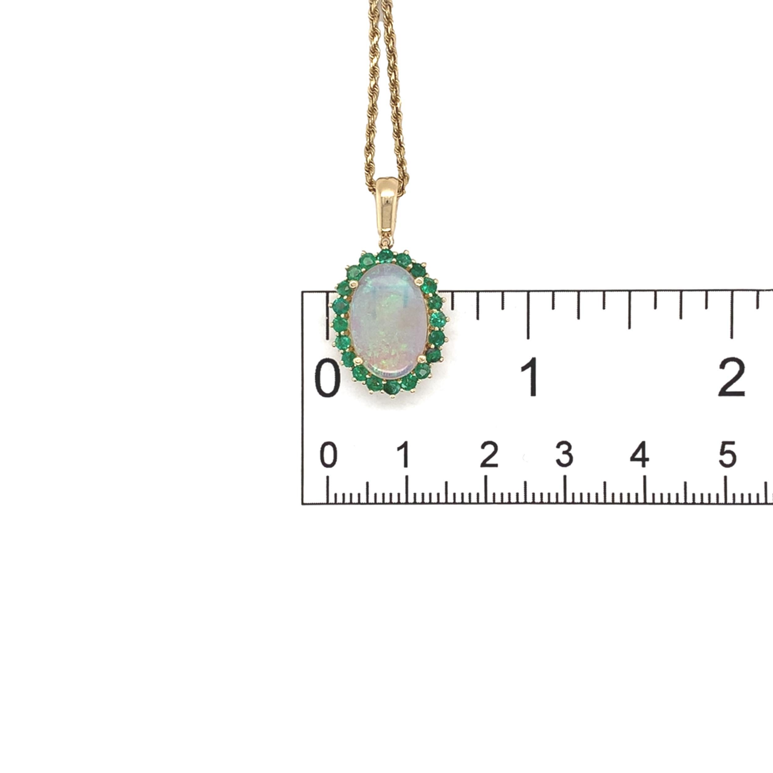 Pendentif en or jaune 14K de 2,83 carats d'opale australienne avec émeraudes et chaîne de 18