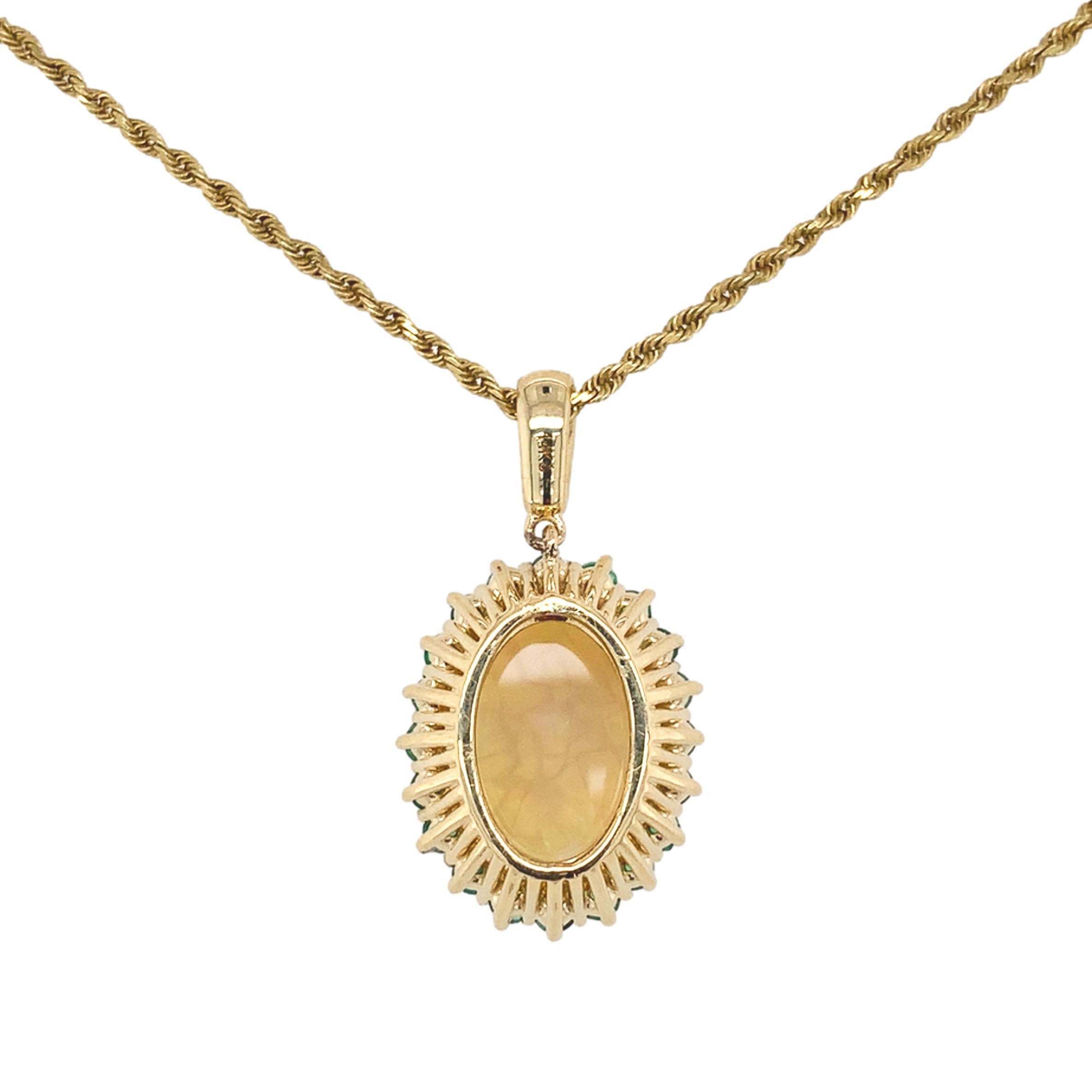 Contemporain Pendentif en or jaune 14K de 2,83 carats d'opale australienne avec émeraudes et chaîne de 18