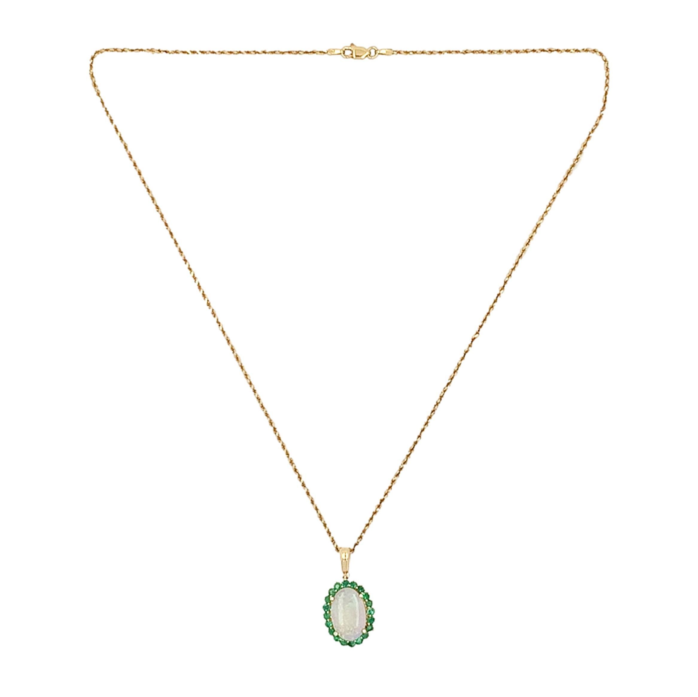 Taille ovale Pendentif en or jaune 14K de 2,83 carats d'opale australienne avec émeraudes et chaîne de 18