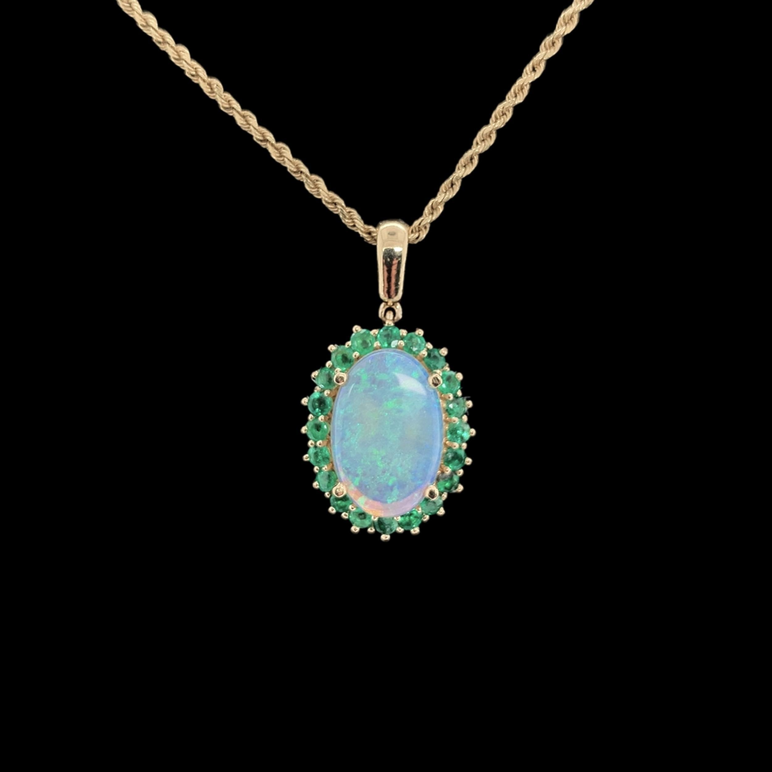Pendentif en or jaune 14K de 2,83 carats d'opale australienne avec émeraudes et chaîne de 18