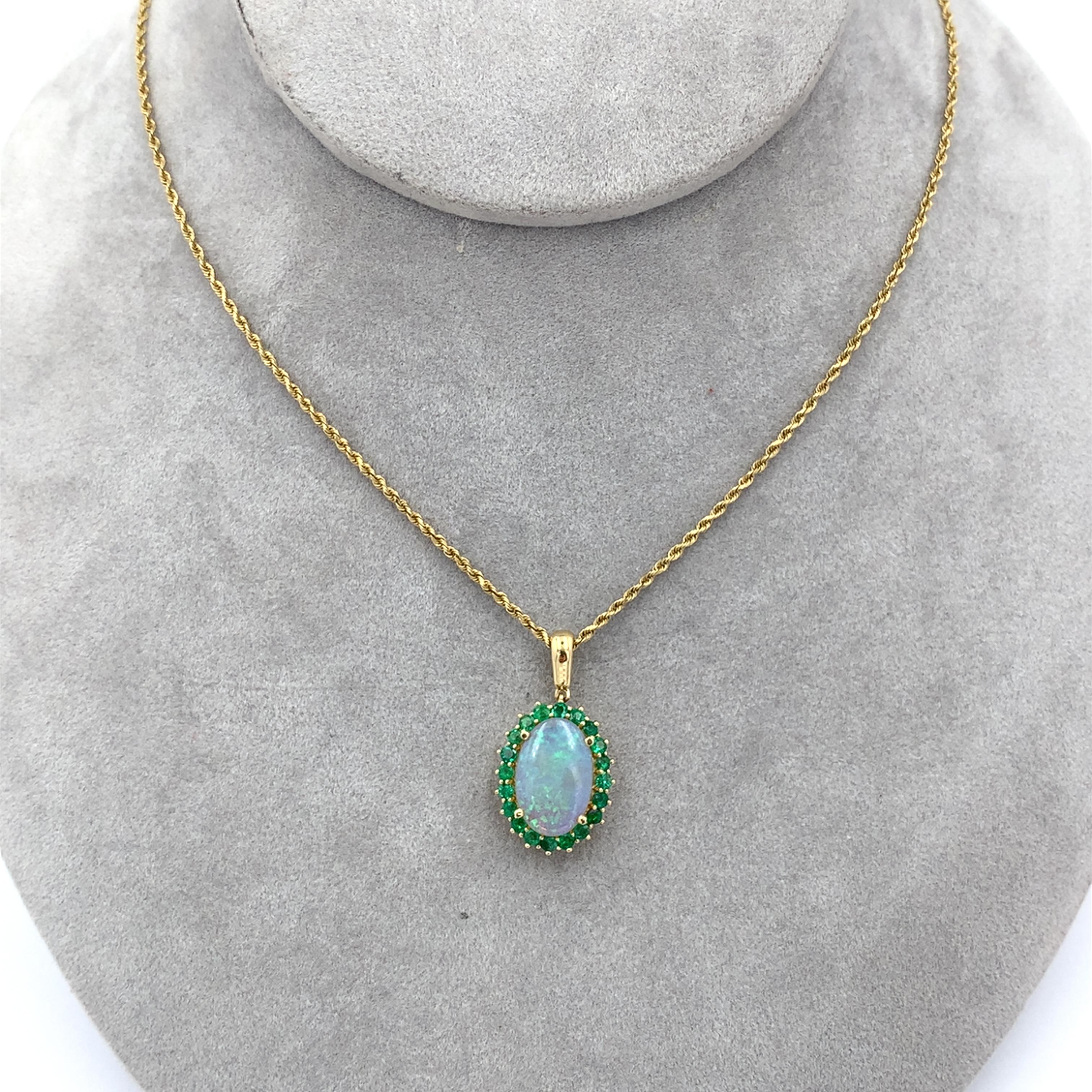 Pendentif en or jaune 14K de 2,83 carats d'opale australienne avec émeraudes et chaîne de 18