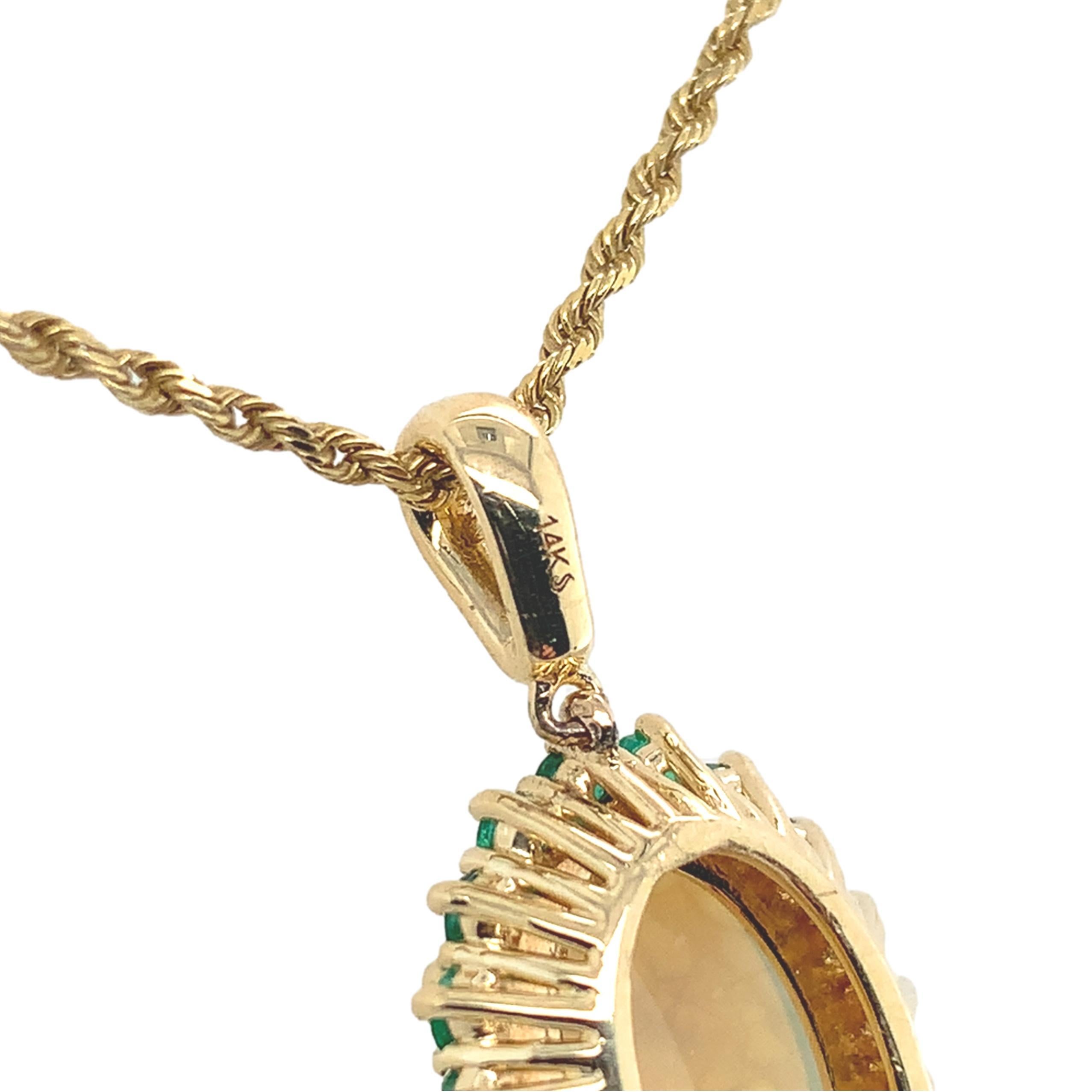 Pendentif en or jaune 14K de 2,83 carats d'opale australienne avec émeraudes et chaîne de 18