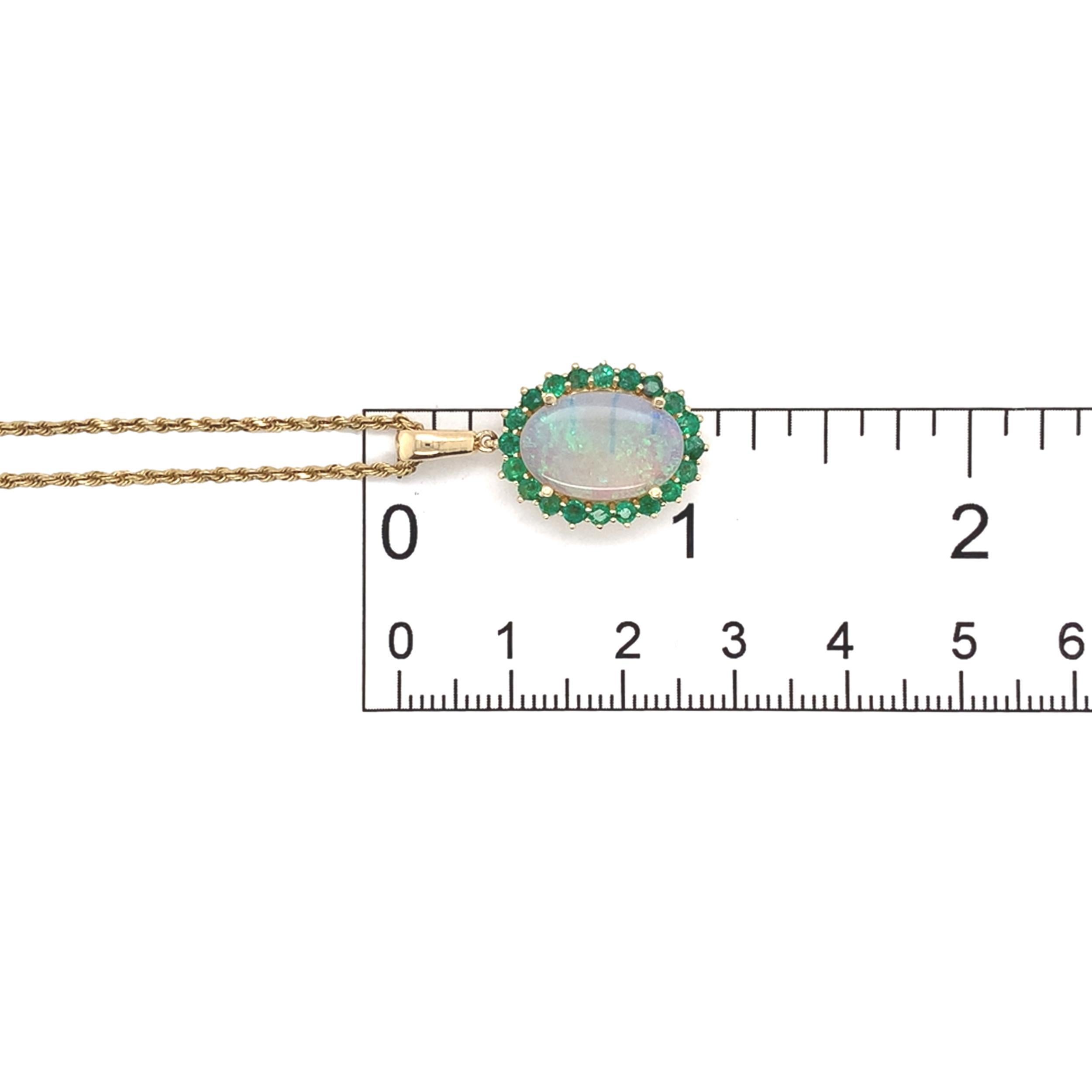 Pendentif en or jaune 14K de 2,83 carats d'opale australienne avec émeraudes et chaîne de 18