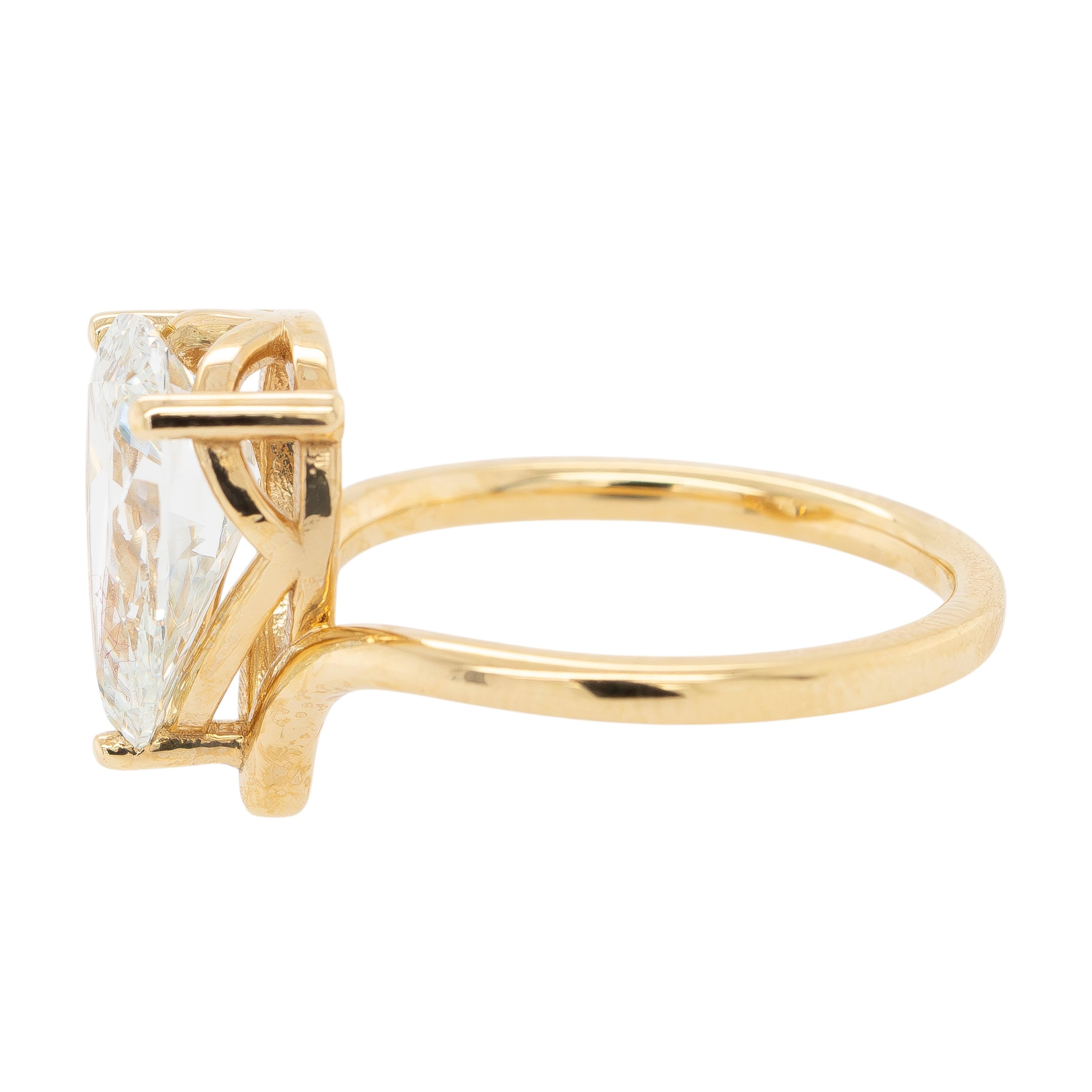 Dieser zeitlose Verlobungsring hebt einen prächtigen 2,86-Karat-Diamanten im Brillantschliff hervor. Der von GIA (Bericht #5231271938) zertifizierte Diamant hat eine Farbe von I und eine Reinheit von VS2 und bietet ein schönes Gleichgewicht von