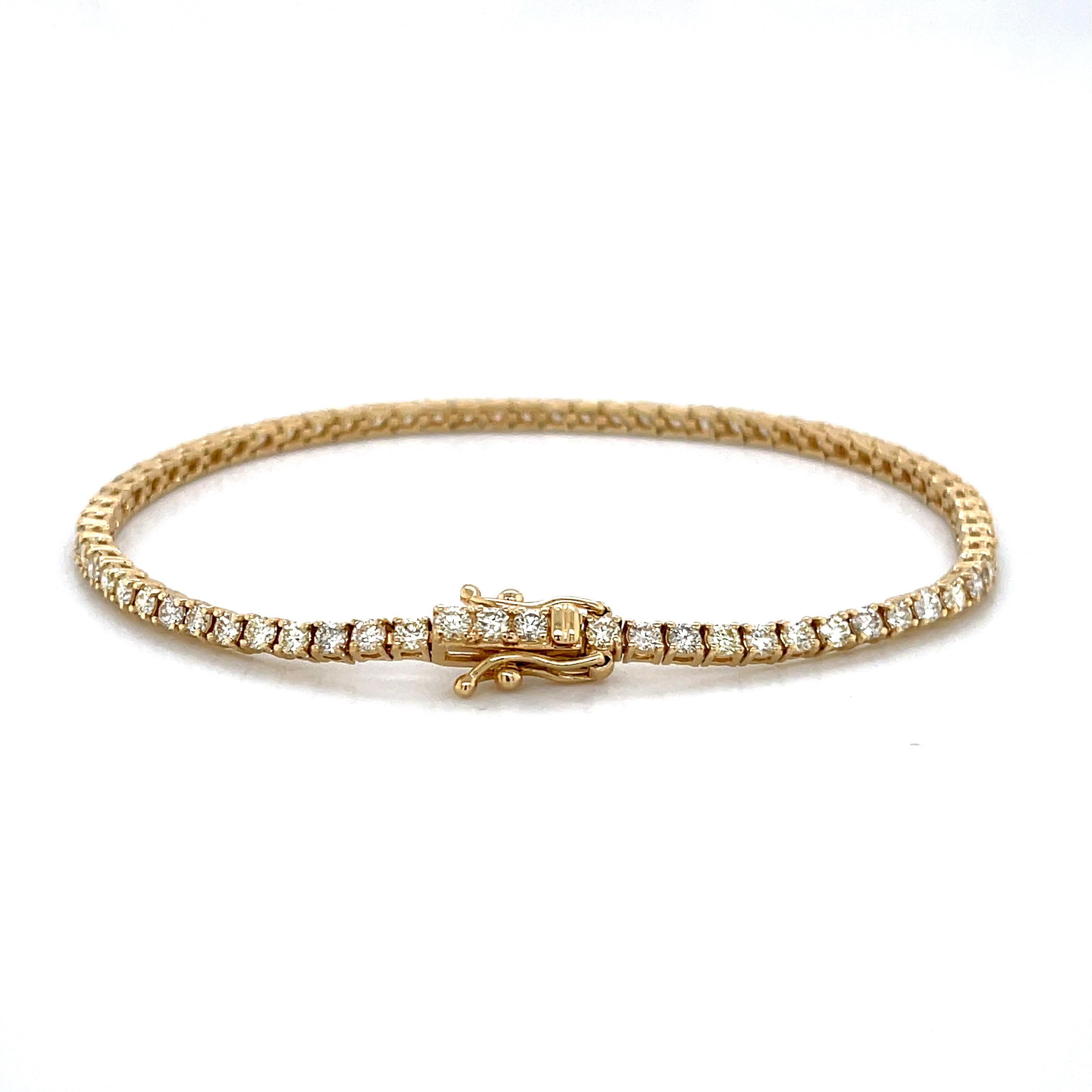 14 Karat Gelbgold Rundschliff-Diamant-Tennis-Armband mit 70 natürlichen Diamanten im Rundschliff in 4-Zacken-Fassung und Doppelzungen-Box-Verschluss

Perfektes Schmuckstück, das zu jedem Outfit passt, und robust für den täglichen Gebrauch. Die