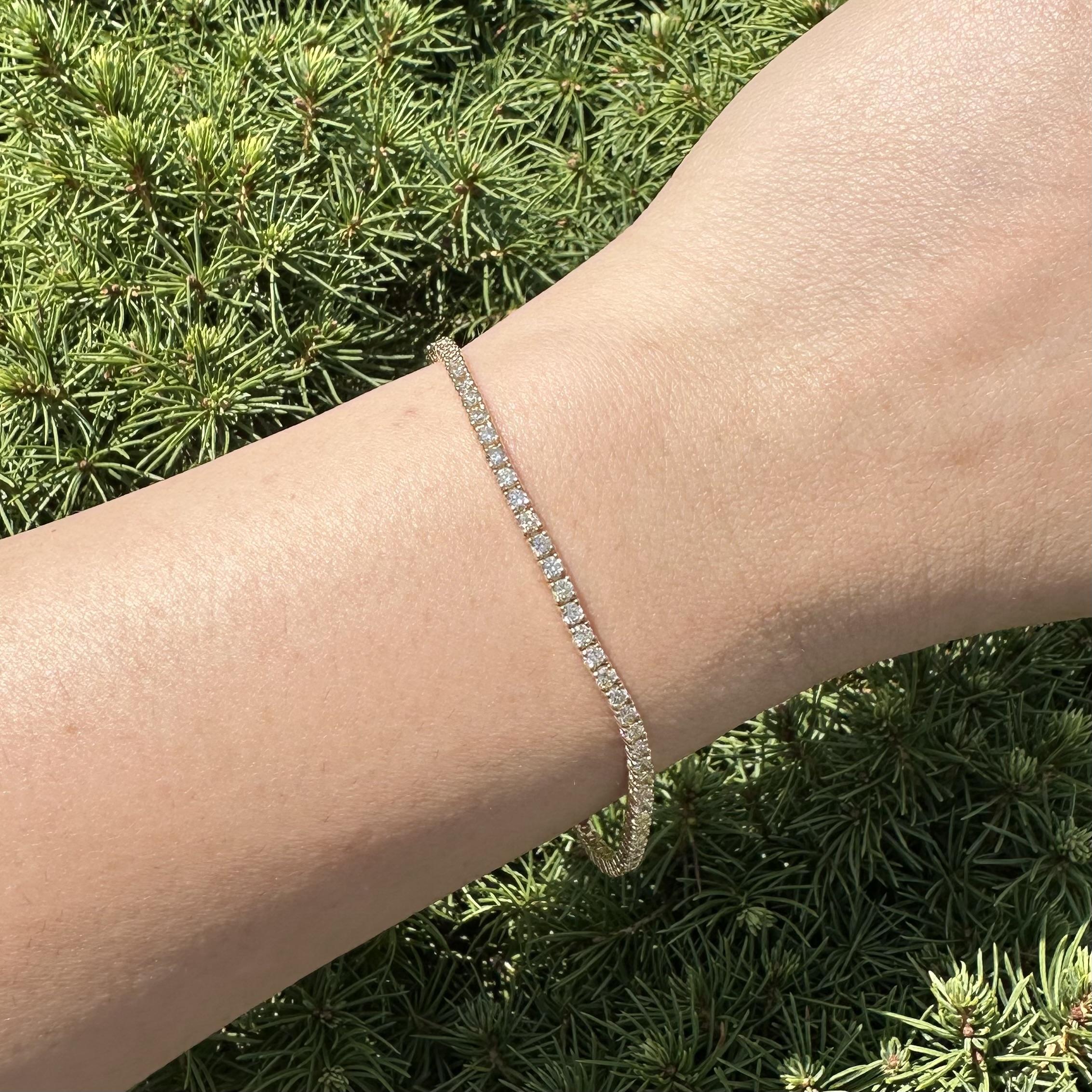 14k Yellow Gold 2.92ctw Fiery Brilliant Diamond Classic Line Tennis Bracelet In Excellent Condition For Sale In Montclair, NJ