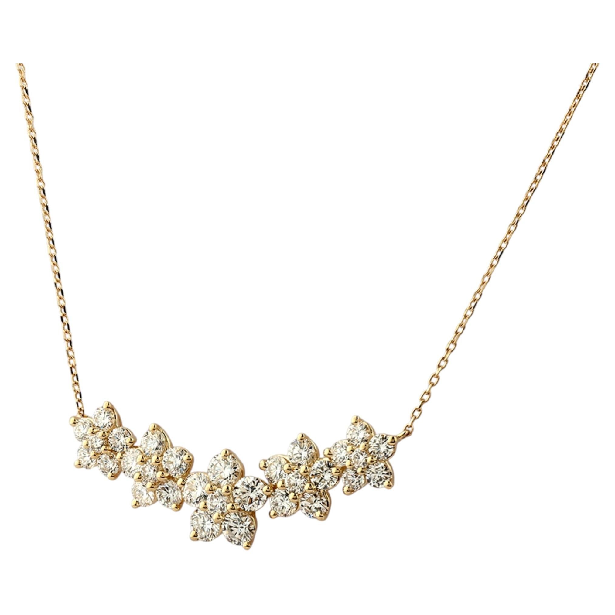 Collar curvo con diseño floral de diamantes de 2,93 quilates en oro amarillo de 14K
