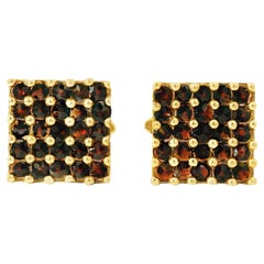 Gemelos de oro amarillo de 14k con racimo cuadrado de granate de 2 ct