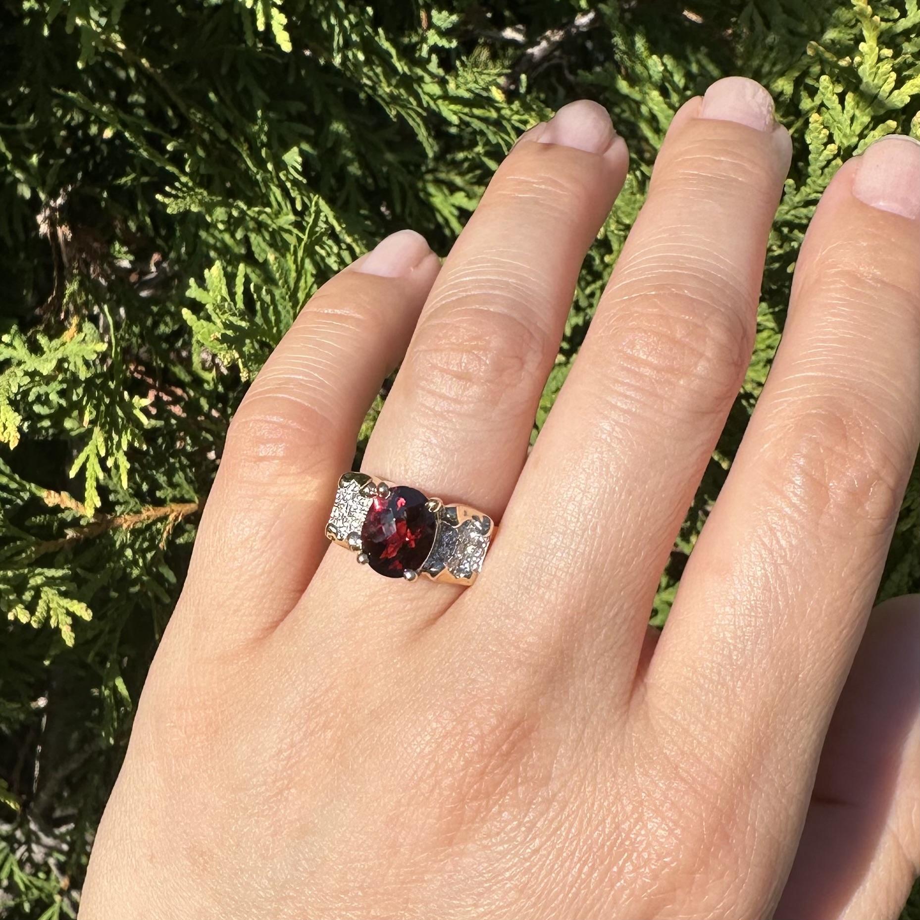 -A. Stone: -
(1) Granato naturale autentico - taglio ovale - incastonato - colore rosso intenso - 9,9 x 7,9 mm (circa) - 2 carati (circa)
(14) Diamanti naturali autentici - taglio rotondo brillante - incastonati - colore H/I - purezza VS1-VS2 - 0,12