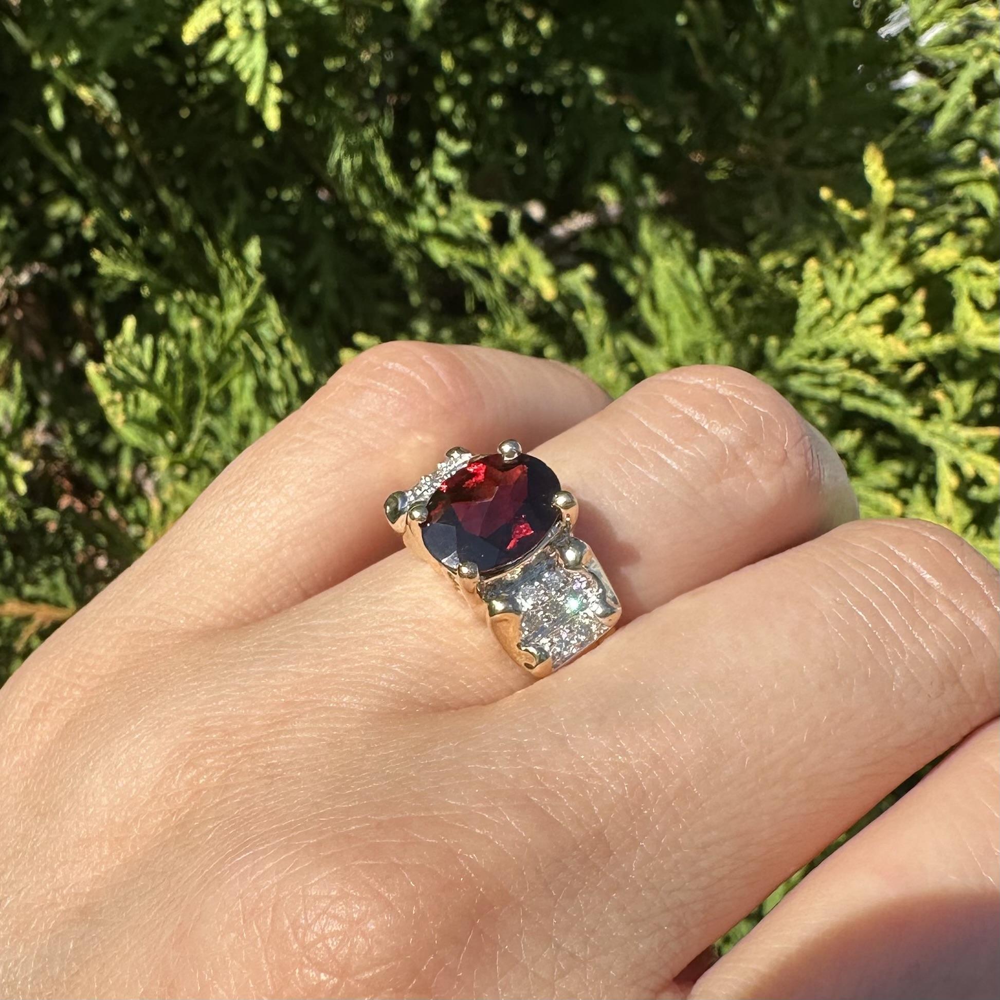 Taglio ovale Anello a fascia larga in oro giallo 14k con granato ovale da 2 carati e accenti di diamanti in pavé in vendita