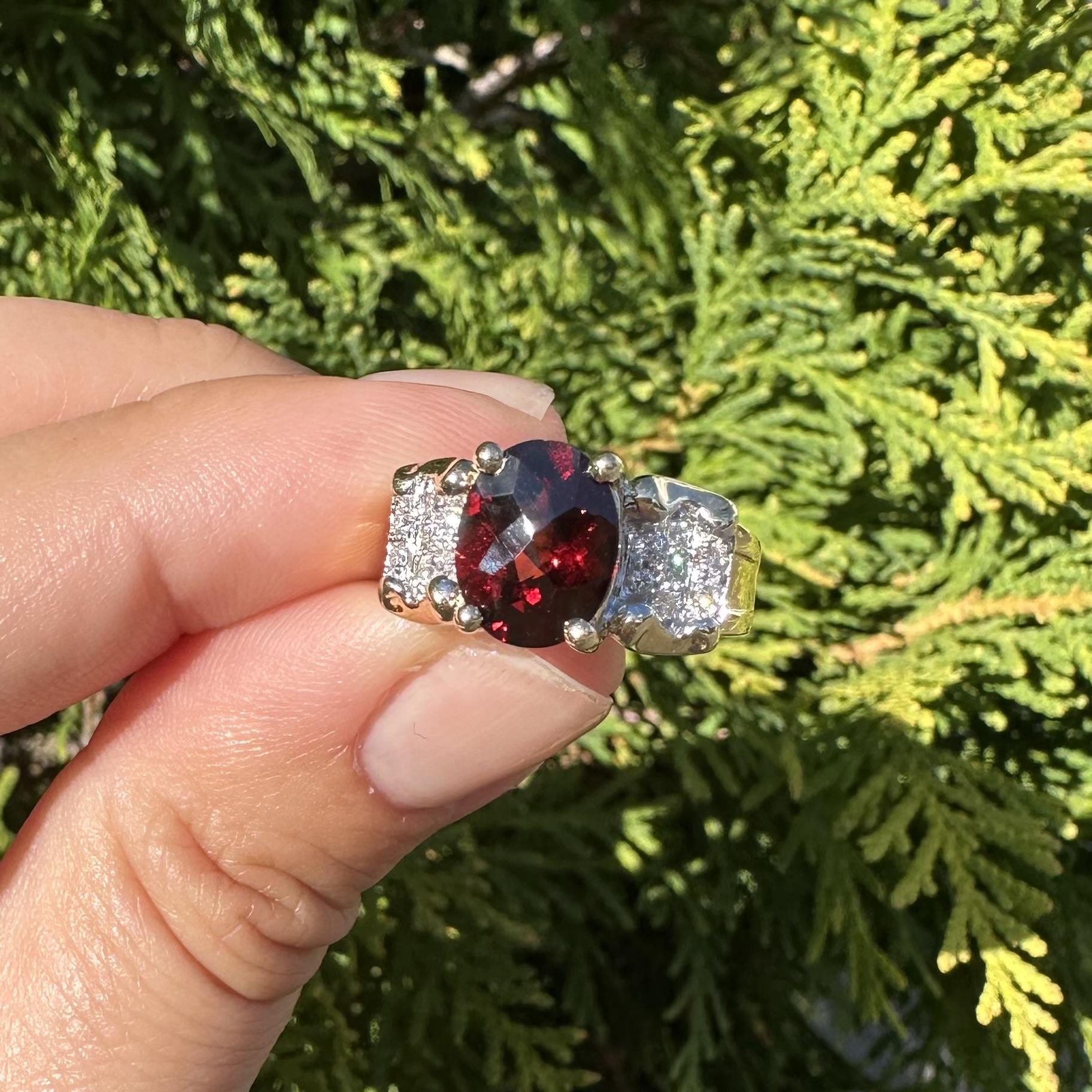Anello a fascia larga in oro giallo 14k con granato ovale da 2 carati e accenti di diamanti in pavé In condizioni ottime in vendita a Montclair, NJ