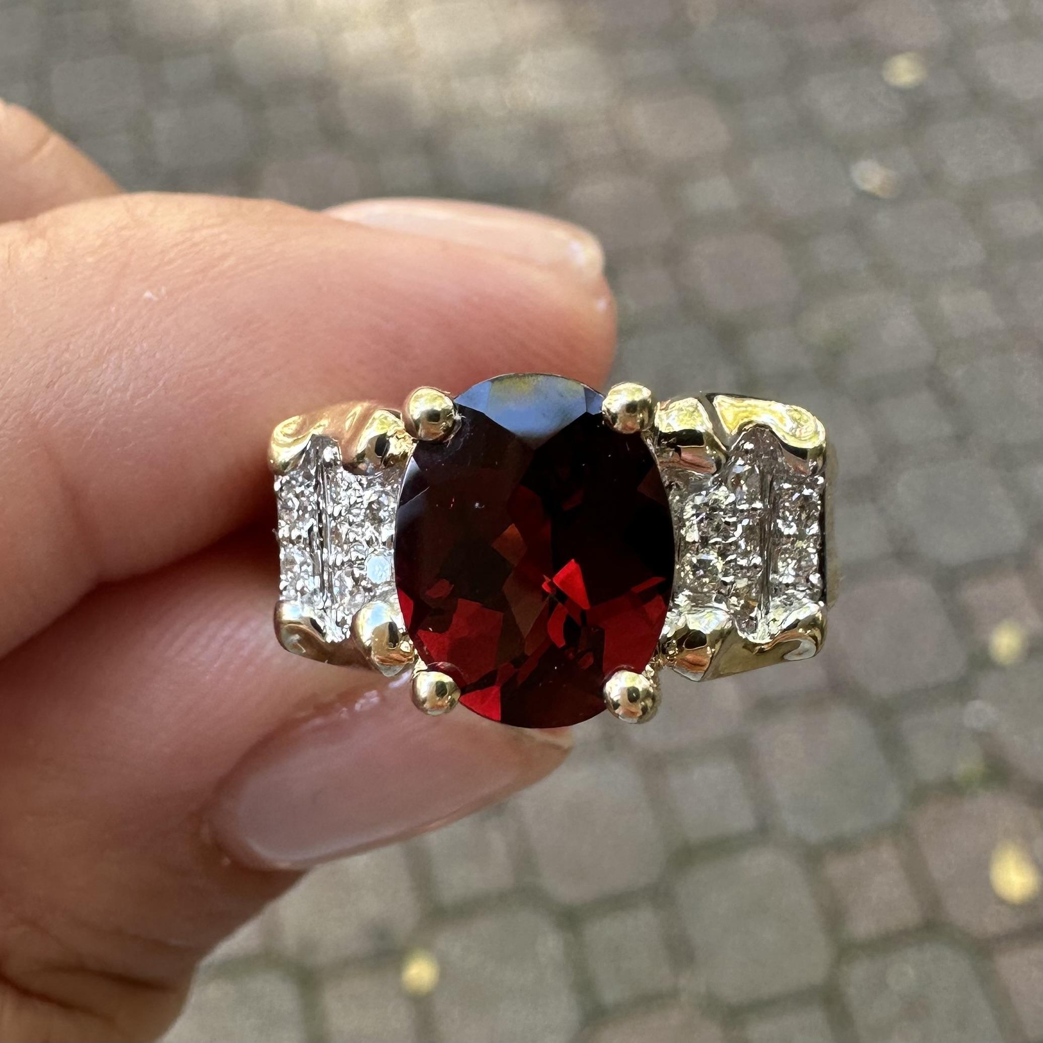 Donna Anello a fascia larga in oro giallo 14k con granato ovale da 2 carati e accenti di diamanti in pavé in vendita