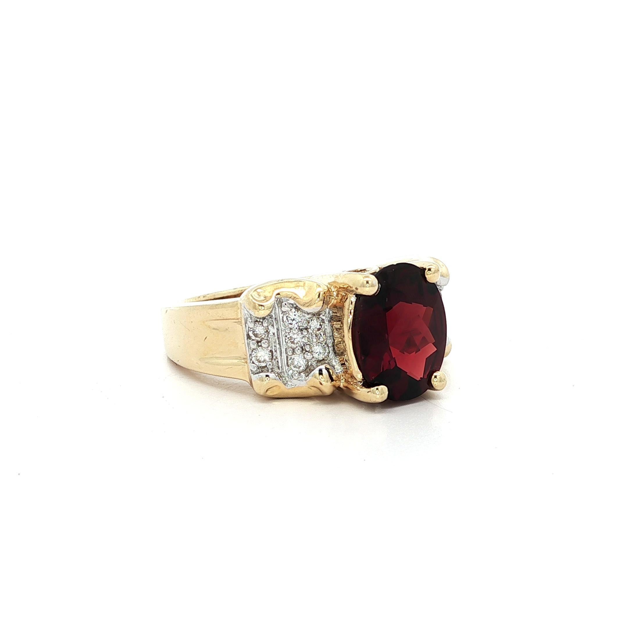 Anello a fascia larga in oro giallo 14k con granato ovale da 2 carati e accenti di diamanti in pavé in vendita 1