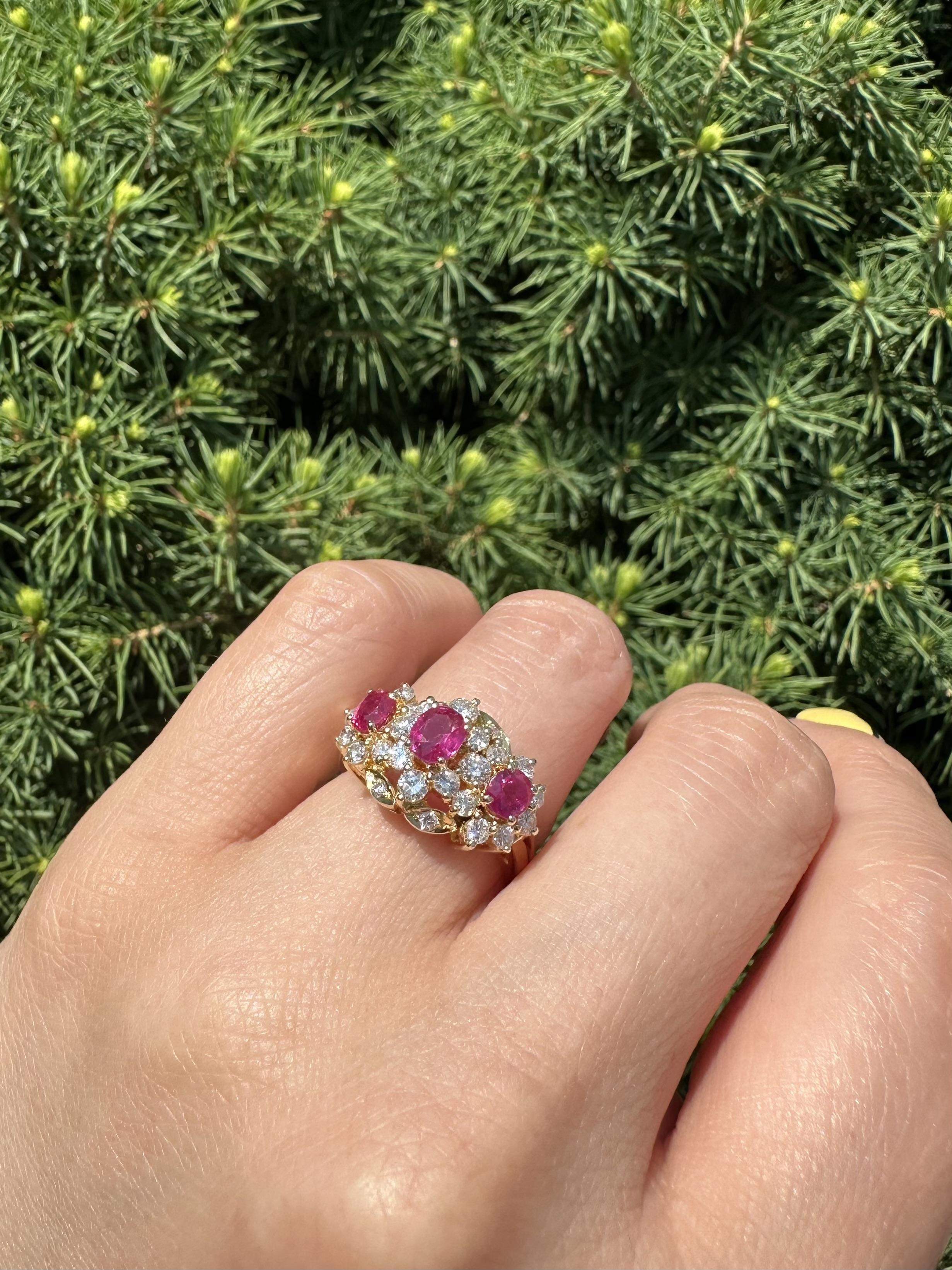 --Pierre(s) :...
(3) Rubis véritable naturel - taille ovale brillante - serti - couleur rouge clair - très belle - 5x4.1mm (centre), 4.2x3.6mm (côtés) (approx.) - 1.0ctw (approx.)
(26) Diamants naturels authentiques - taille ronde brillante - sertis