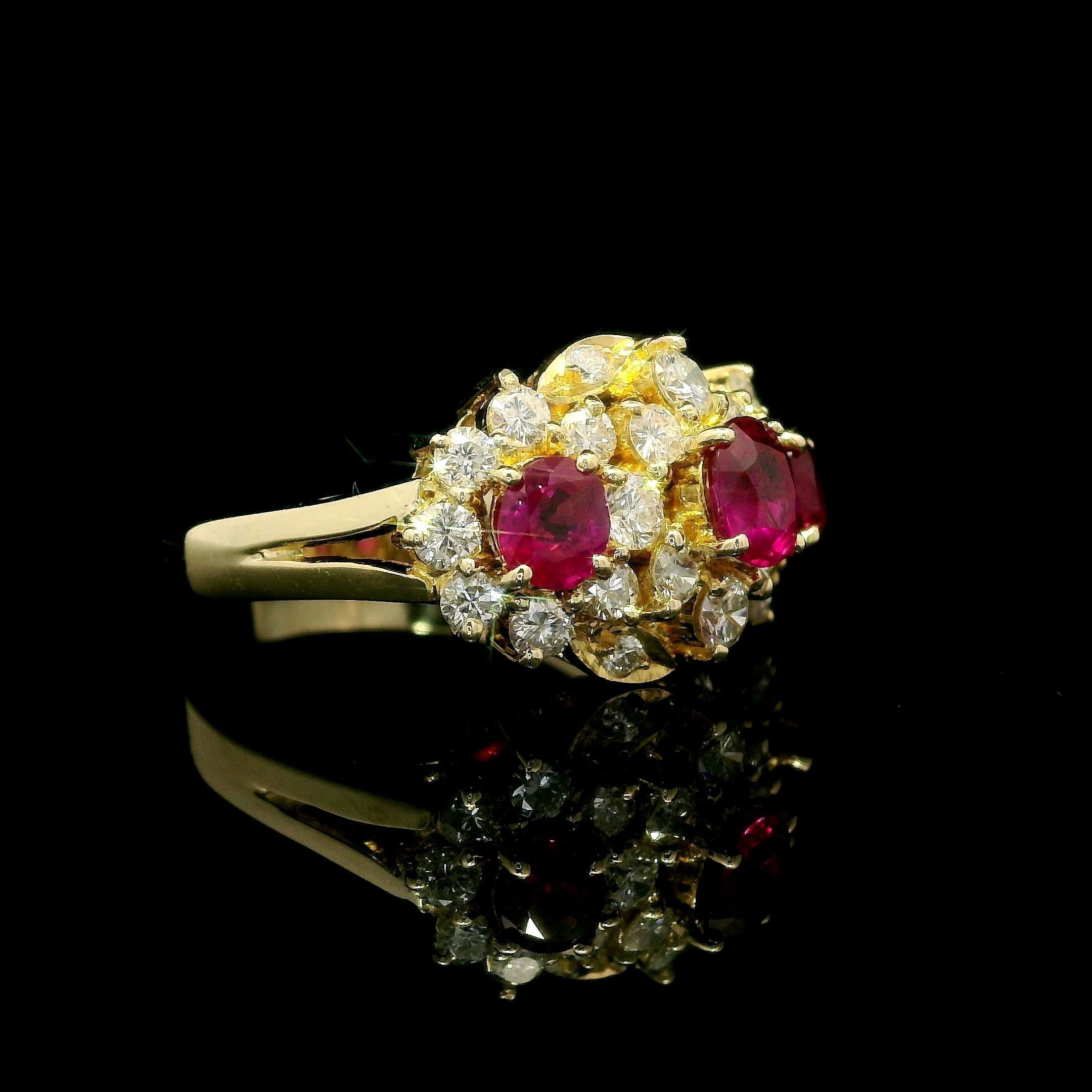 Taille ovale Bague en or jaune 14k 2ctw Vivid Diamonds & Rubis Cluster 11,8mm en vente