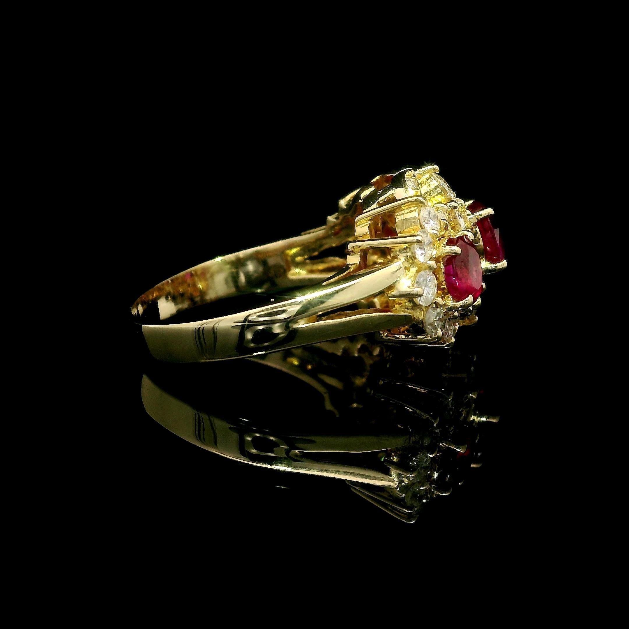 Bague en or jaune 14k 2ctw Vivid Diamonds & Rubis Cluster 11,8mm Pour femmes en vente
