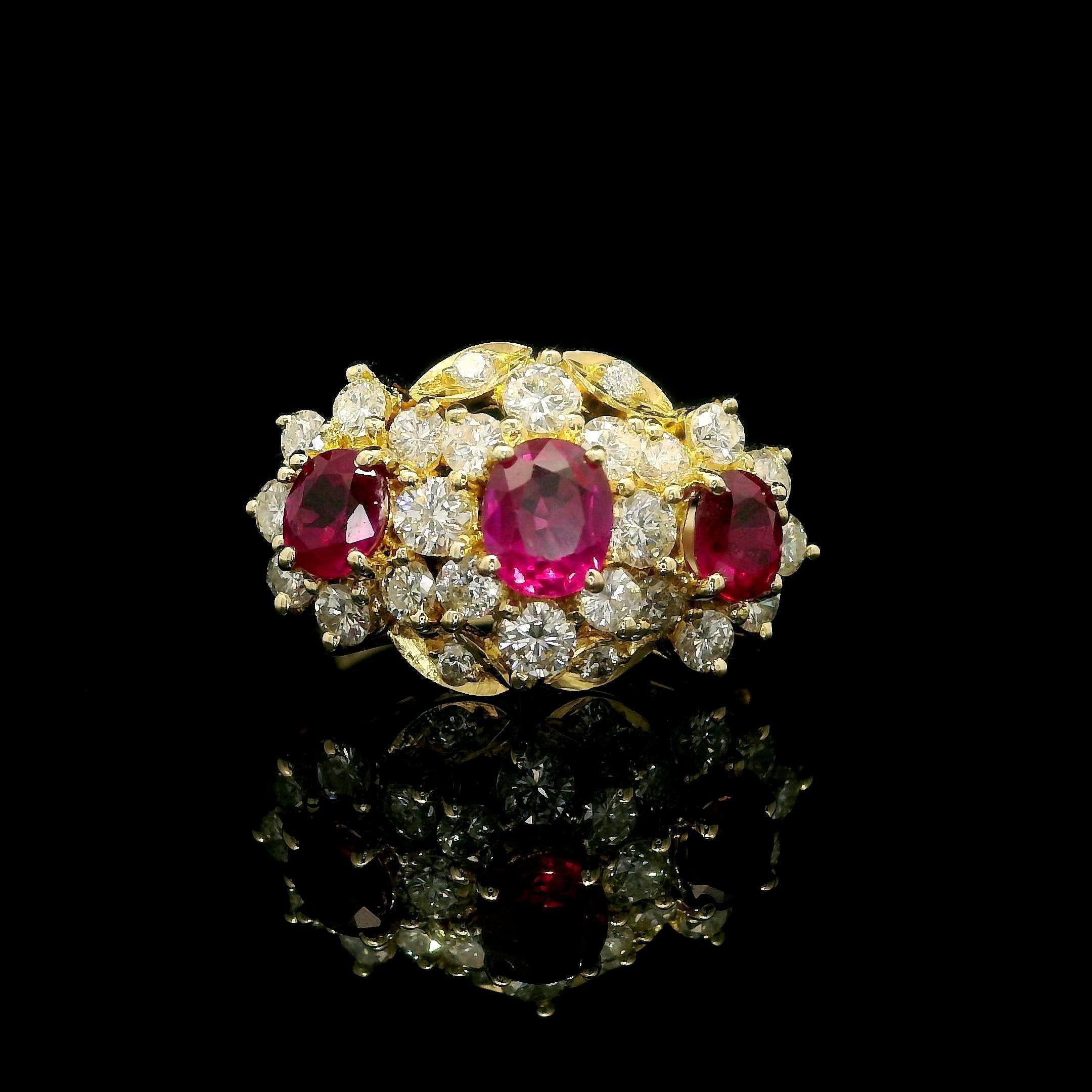 Bague en or jaune 14k 2ctw Vivid Diamonds & Rubis Cluster 11,8mm en vente 2